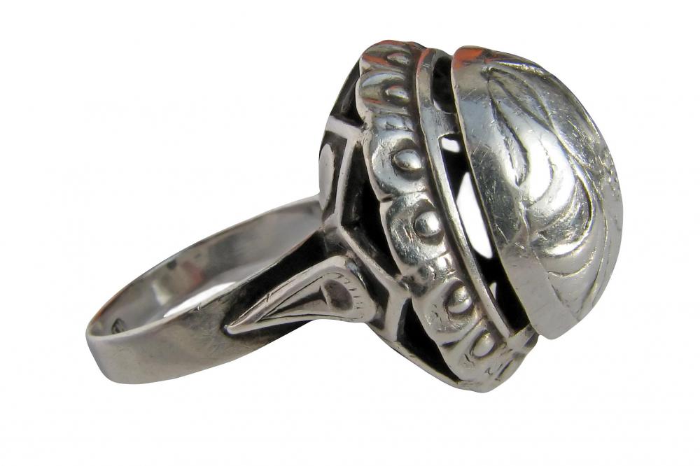 How are Rings Resized? (with pictures)