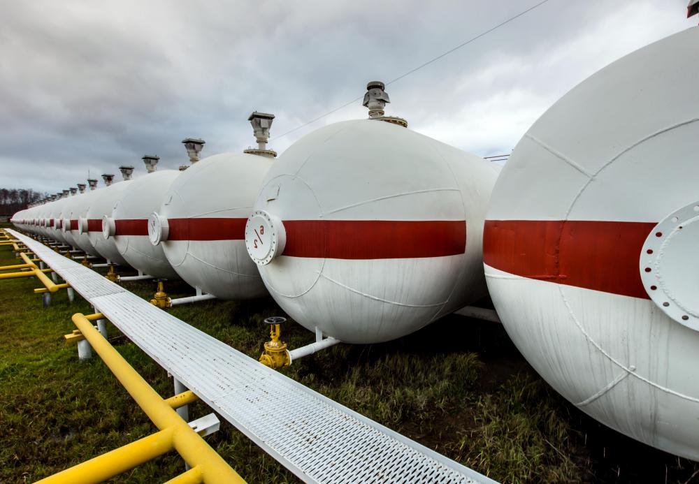 What is a Tank Farm? (with pictures)