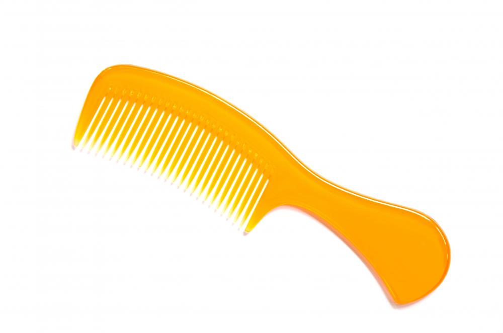 What Are the Pros and Cons of a Metal Comb? (with pictures)