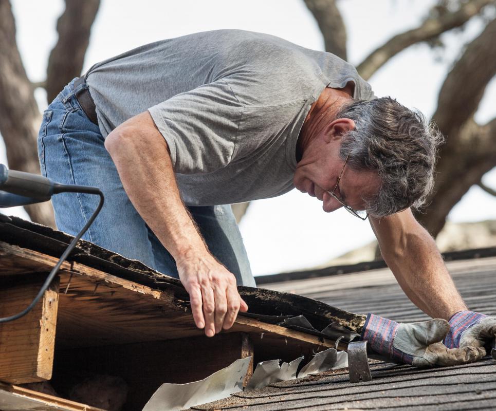 How Do I Fix a Sagging Roof? (with picture)