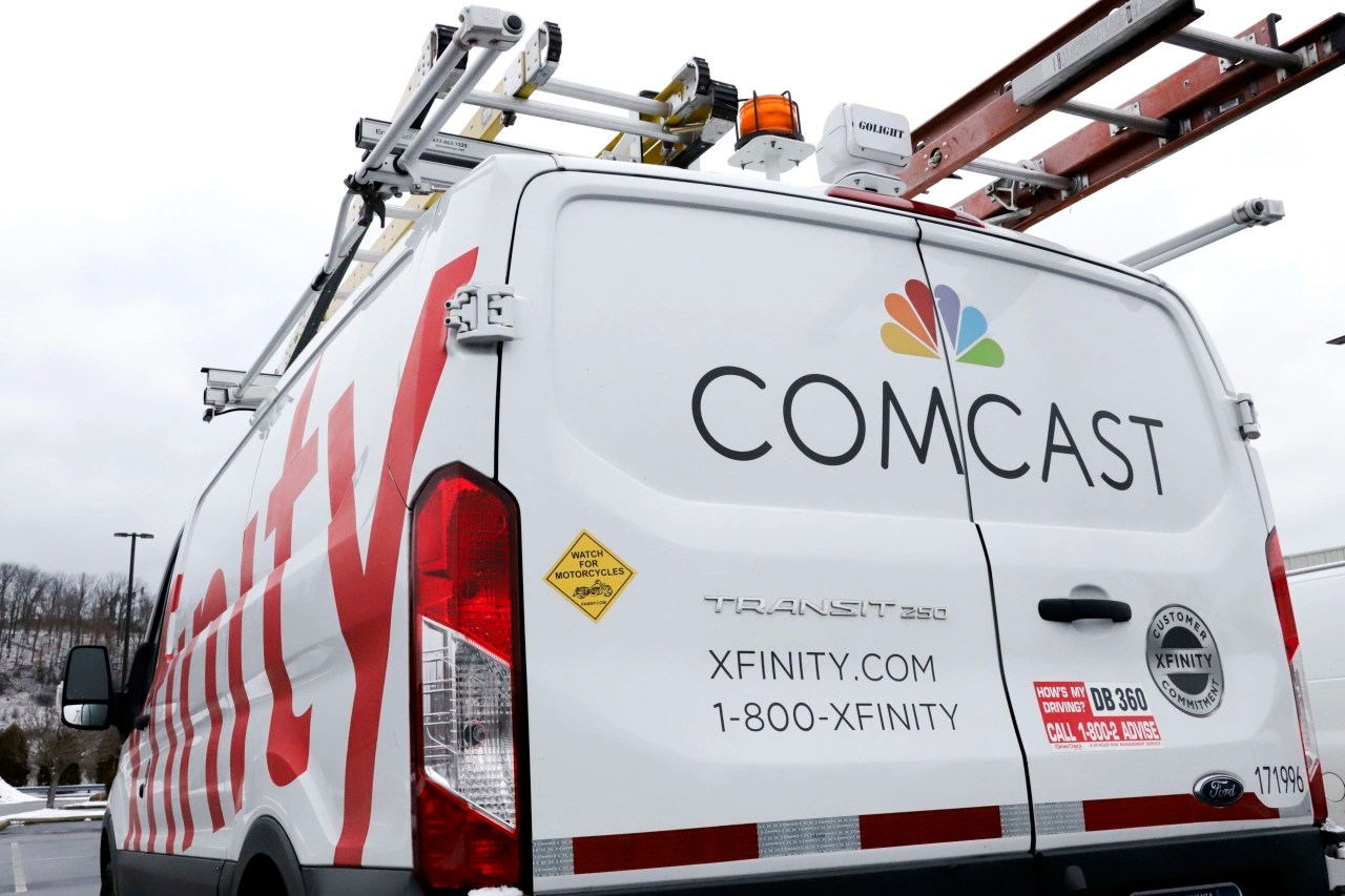 Comcast Cuts Price of Its Streaming Hardware From 5 a Month to 0 WSJ