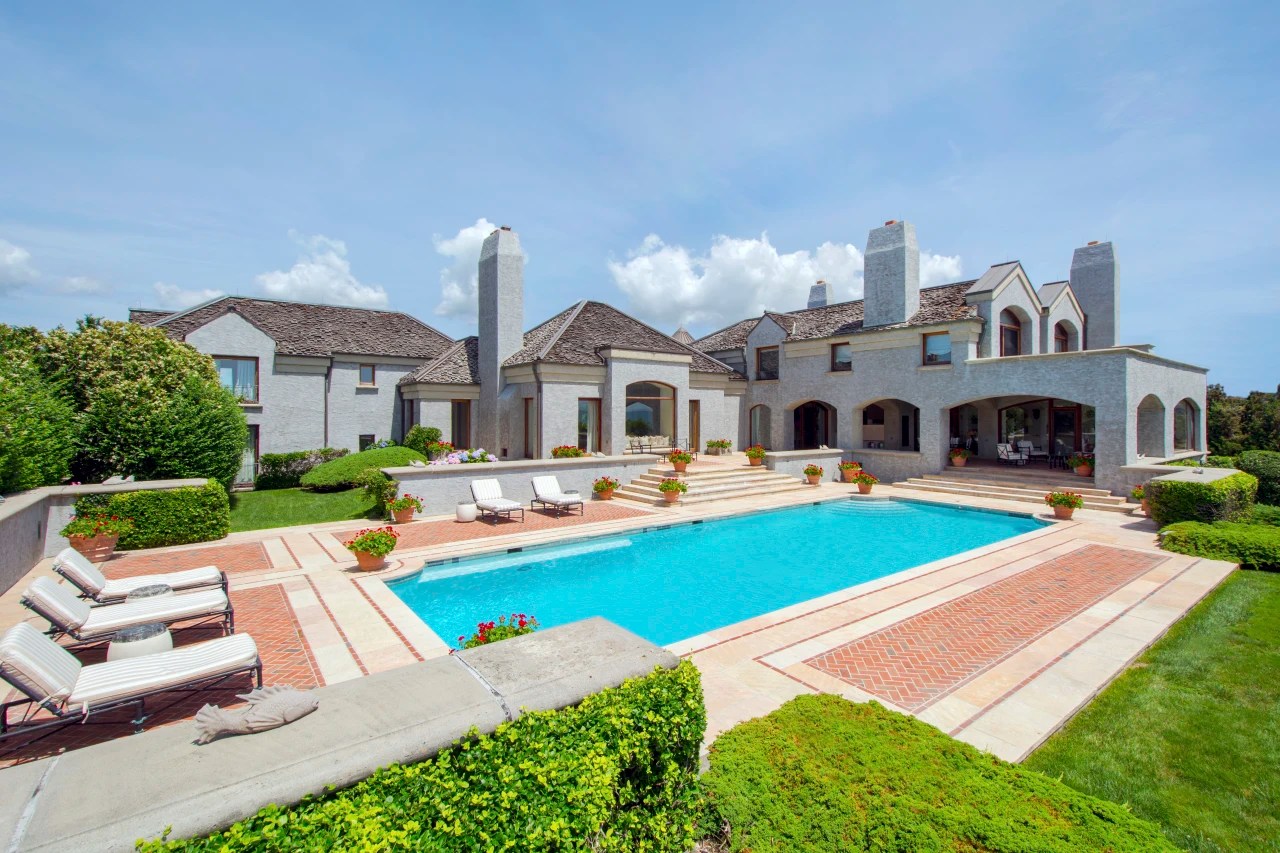 A Compound by the Beach in Southampton Sells for 57.5 Million WSJ