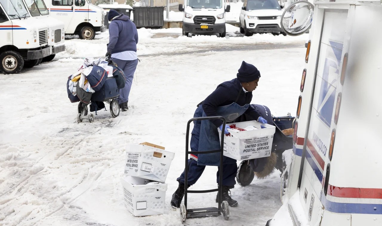 U.S. Postal Service Struggles to Keep Up With Christmas Deliveries WSJ