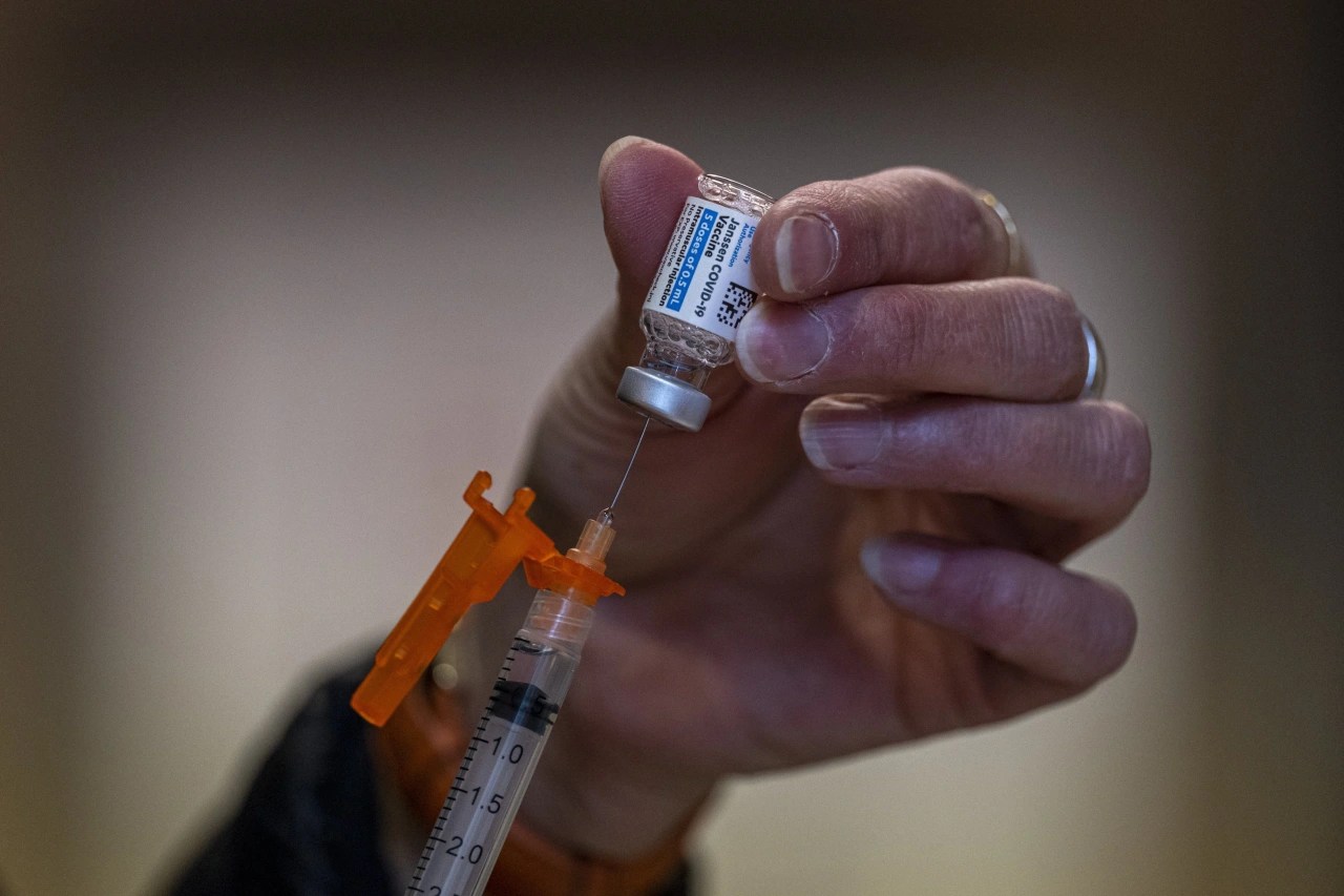 U.S. Vaccine Advisory Panel Restarting Use of J&J’s Covid19