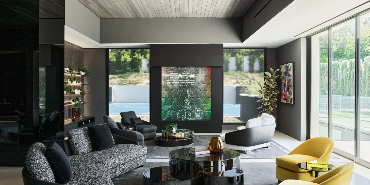 En Calabasas llenas de celebridades, una enorme casa de