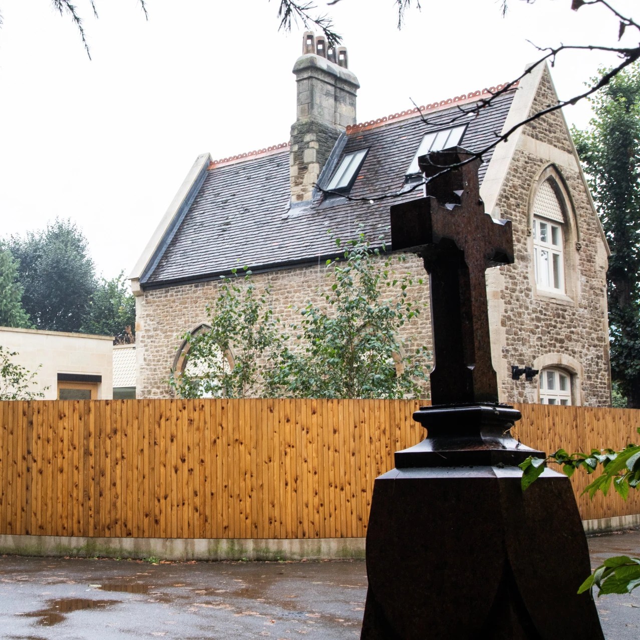 A Londoner Used to Spooky Old Houses Converts a Cemetery Caretaker’s