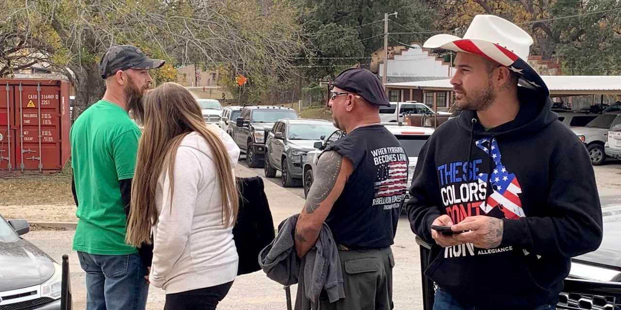 In a Texas Border Town, Armed Groups Arrive to Look for Migrants