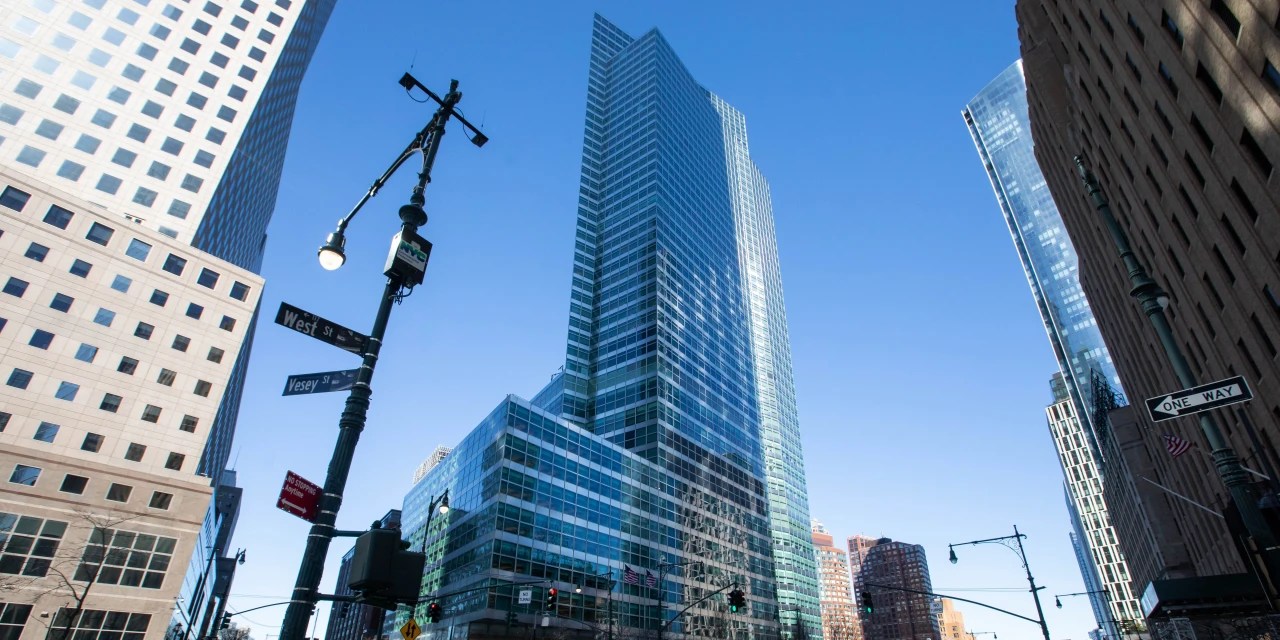 Omicron Pushes Wall Street Toward WorkFromHome Future WSJ