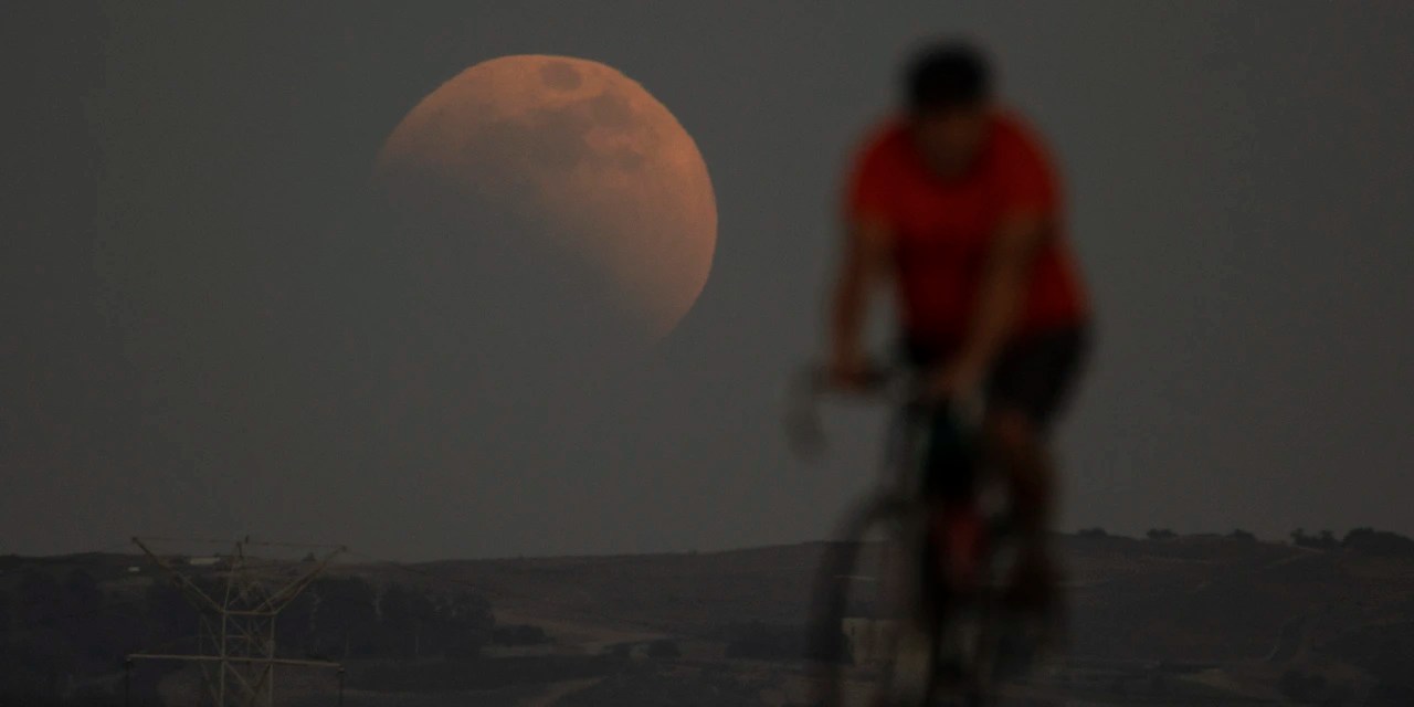 Total Lunar Eclipse 2022 When and How to Watch the Blood Moon Tonight