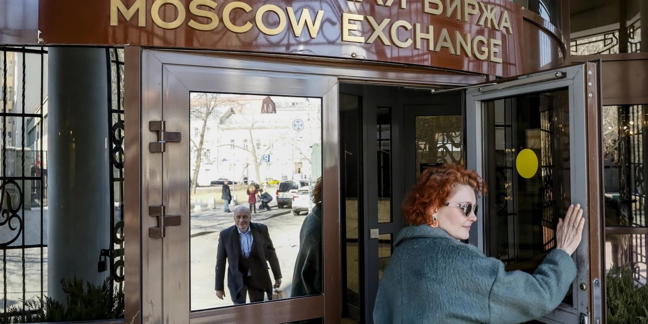Moscow Exchange Starts Trading Bonds with Yuan Settlement