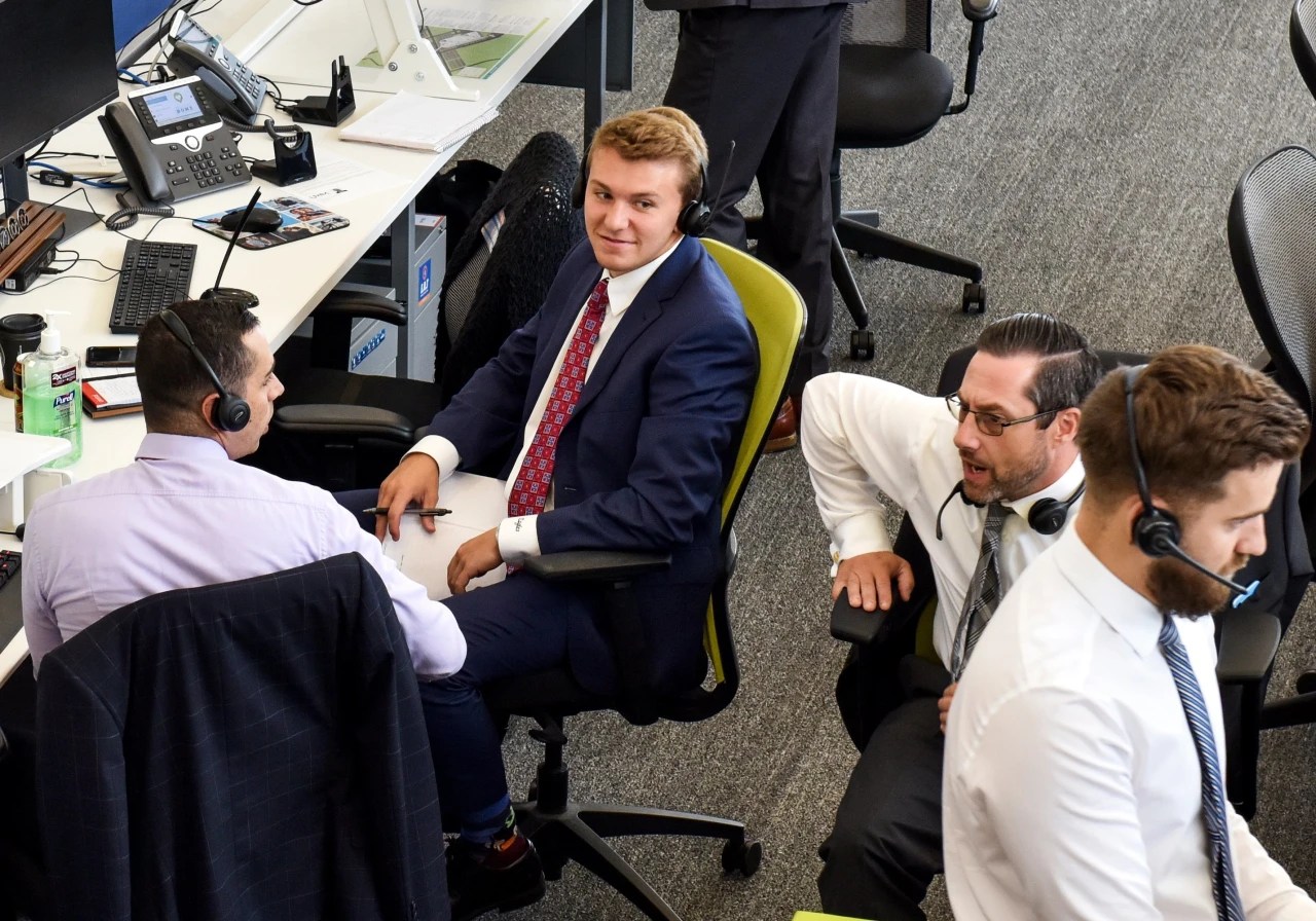 Total 96+ imagen around the office Abzlocal.mx