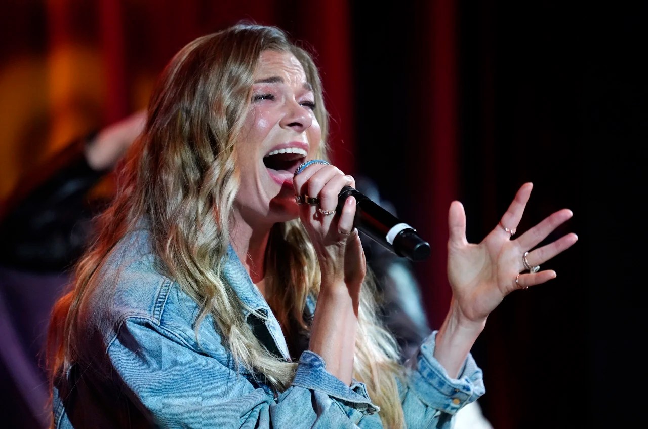 LeAnn Rimes Postpones Concerts Because of Vocal Cord Bleeding WSJ
