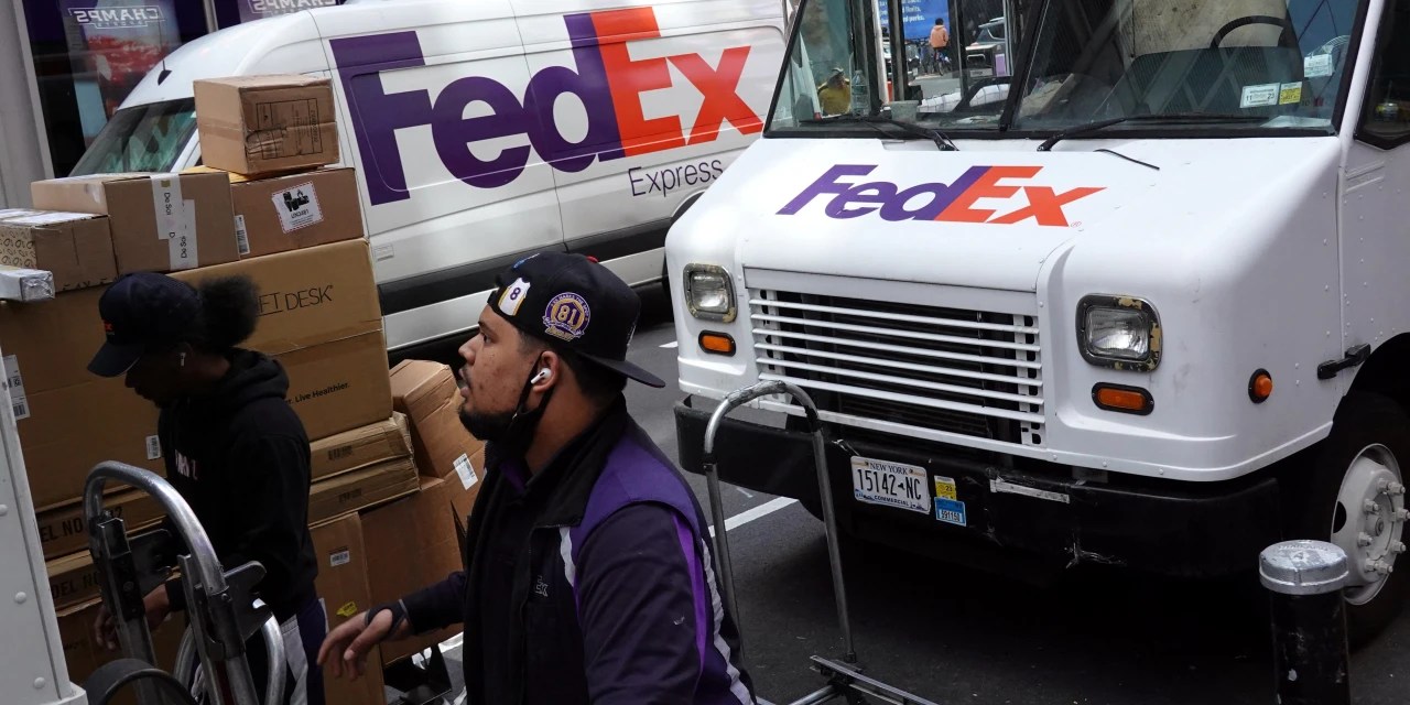 Fedex Raises Earnings Outlook Despite Shipping Slowdown Wsj