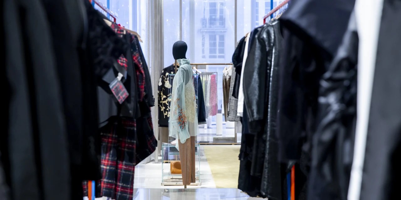 Apparel Retailers Turn to Chips to Track Merchandise in Stores WSJ