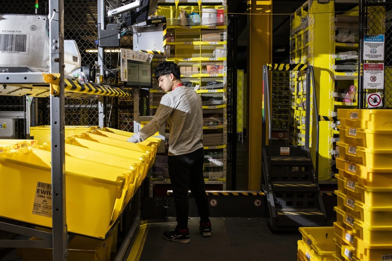 Amazon Tops UPS and FedEx to Biggest U.S. Delivery Business WSJ