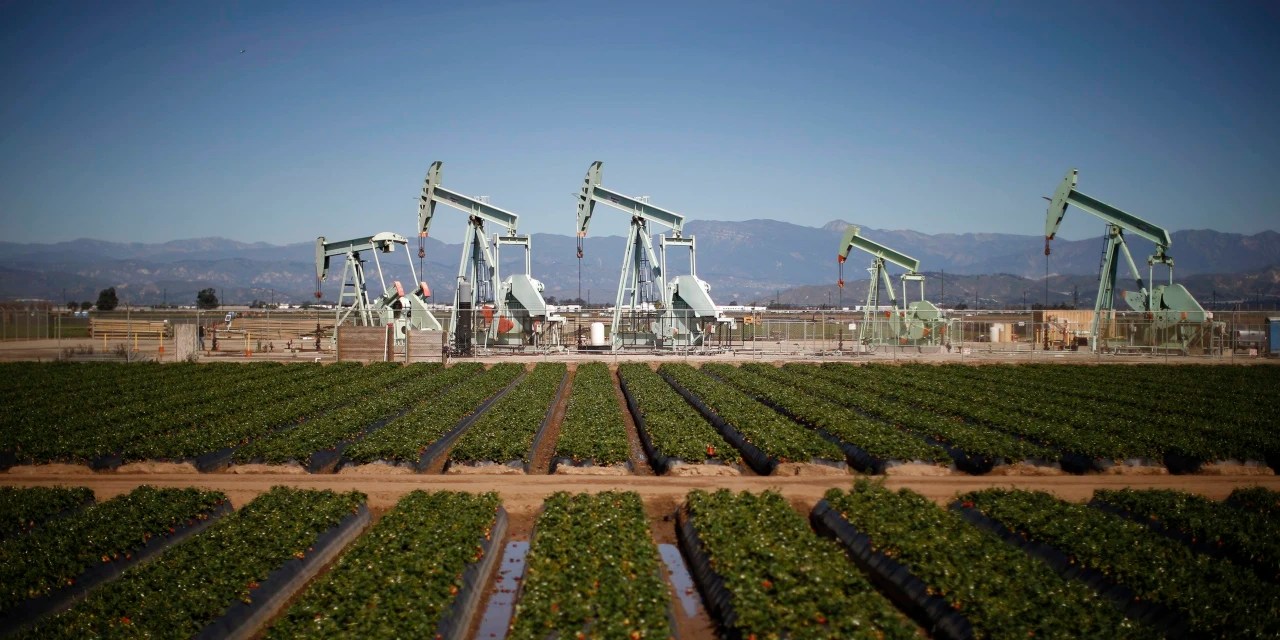 U.S. Oil Inventories Fall as Gasoline Stockpiles Rise WSJ