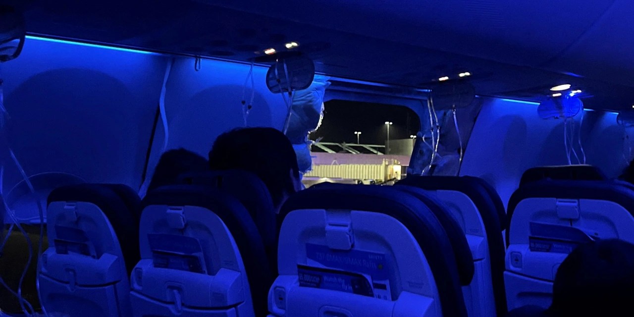 Inside the Cabin of Alaska Airlines Flight 1282 ‘Is It OK if I Hold Your Hand?’ WSJ