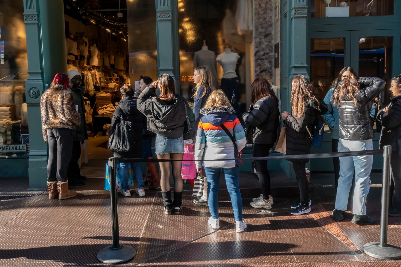 A Hit Brand’s ‘One Size Fits Most’ Clothing Is Dividing America’s Teens(05)