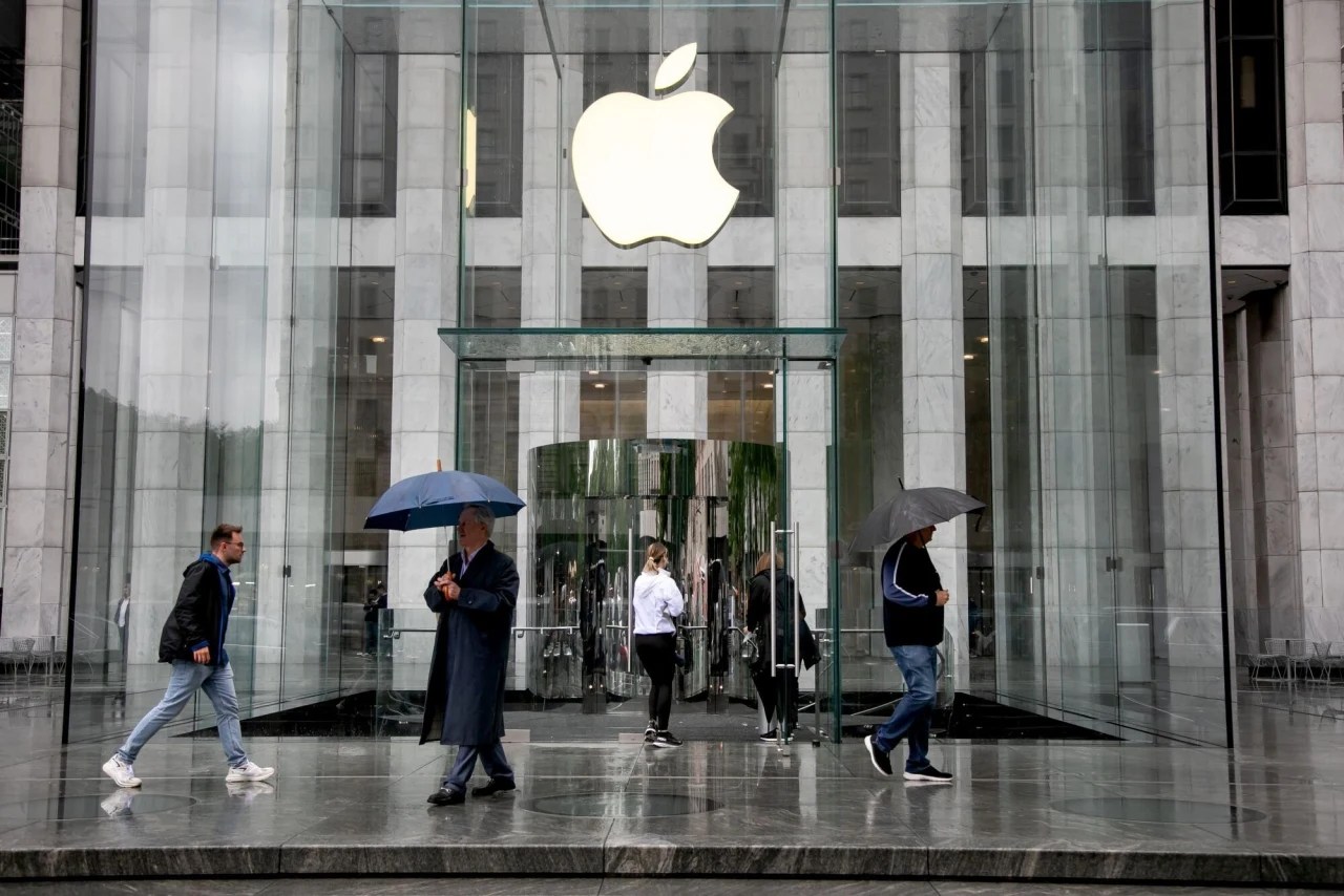 Exclusive How Apple Fell Behind in the AI Arms Race WSJ
