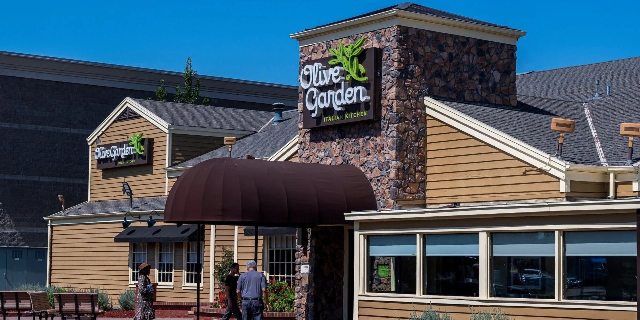 Heard on the Street Breadsticks Highlight Financial Strain on America