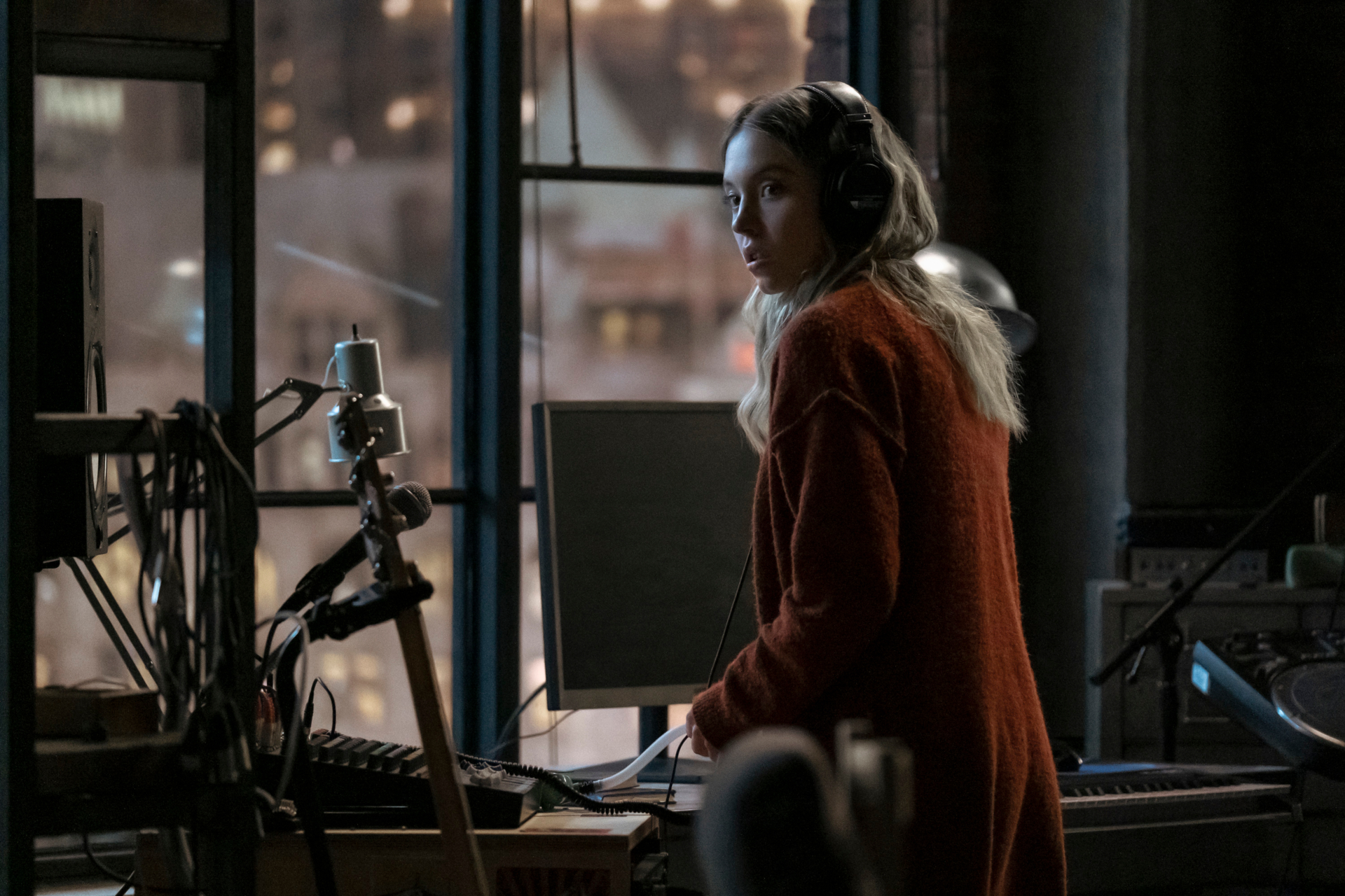 Download Justice Smith Sydney Sweeney Movie The Voyeurs HD Wallpaper