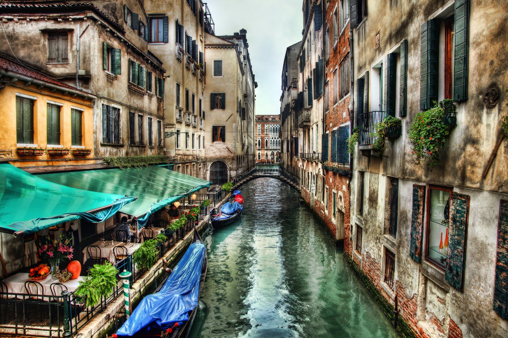 **Venice Canal Scene A Stunning 4K Ultra HD Wallpaper**