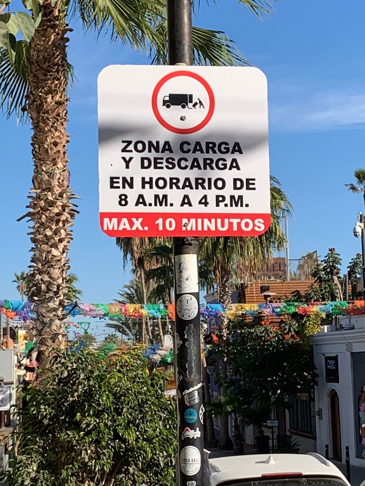 Instalan señalética de carga y descarga en la cabecera municipal de Los