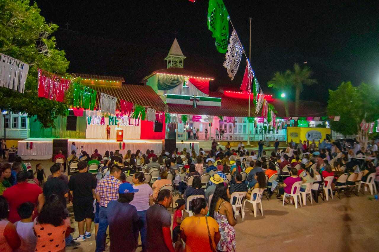 ¡De tricolor la plaza en Santa Rosalía! Colectivo Pericú