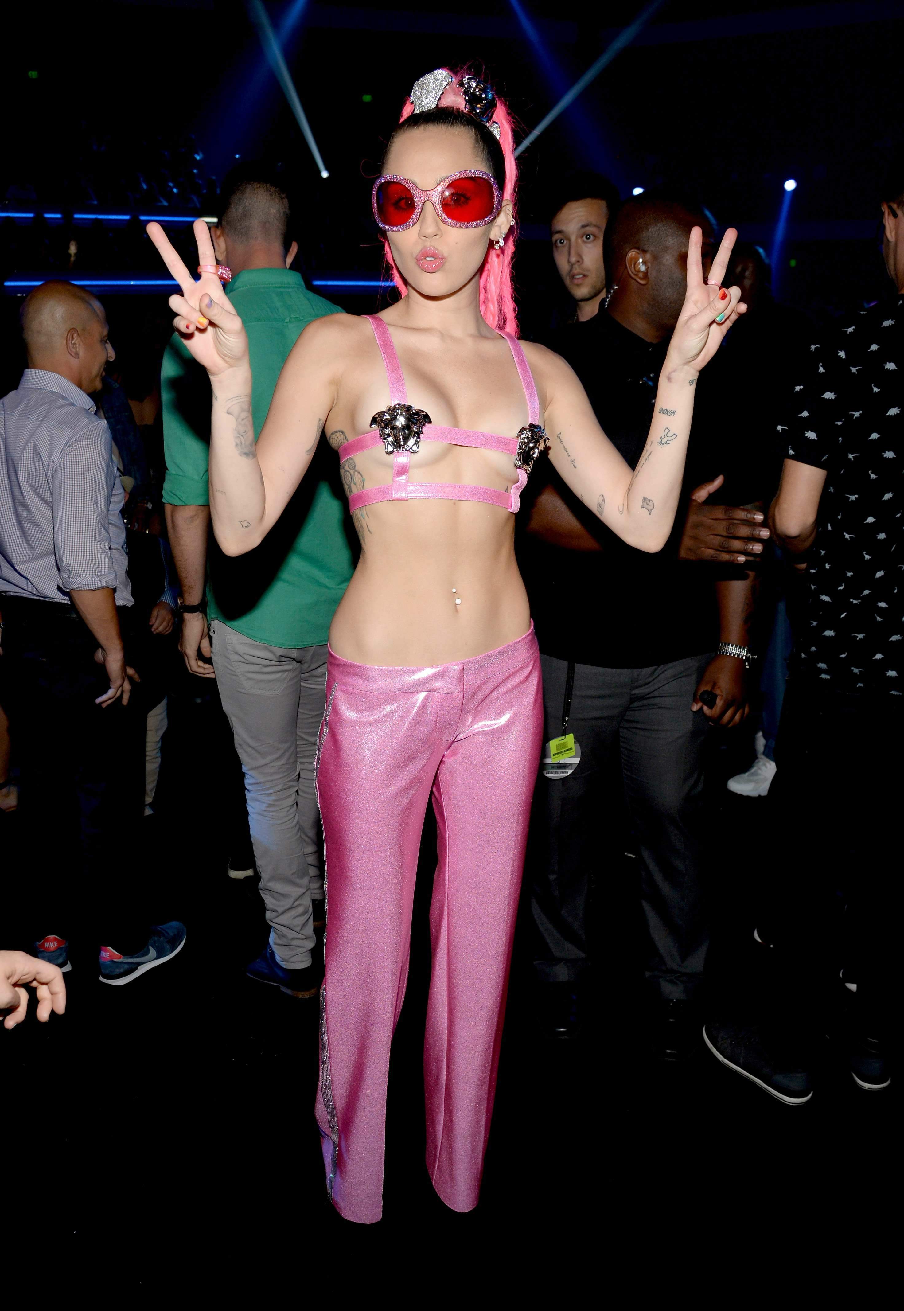→ Miley_Cyrus leaked tits, ass, pussy, bikini, oops.