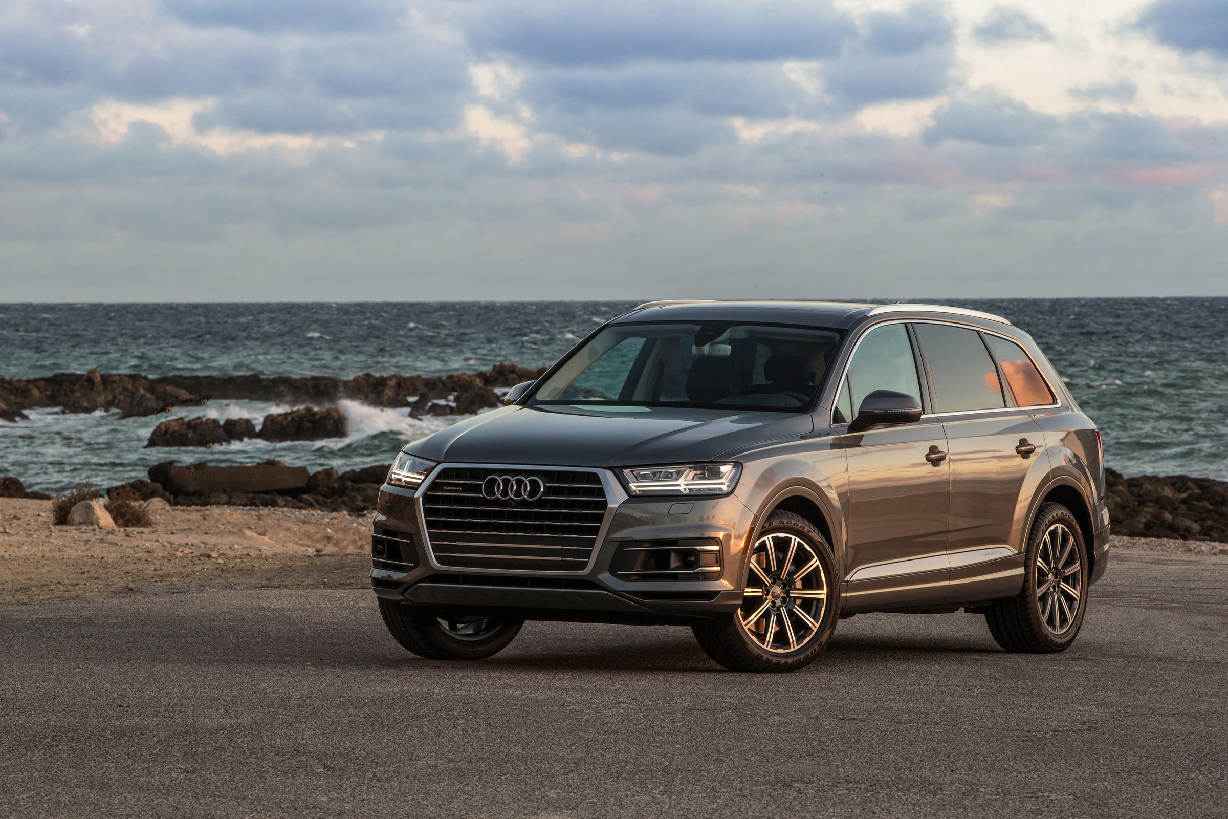 Download SUV Car Silver Car Audi Vehicle Audi Q7 HD Wallpaper