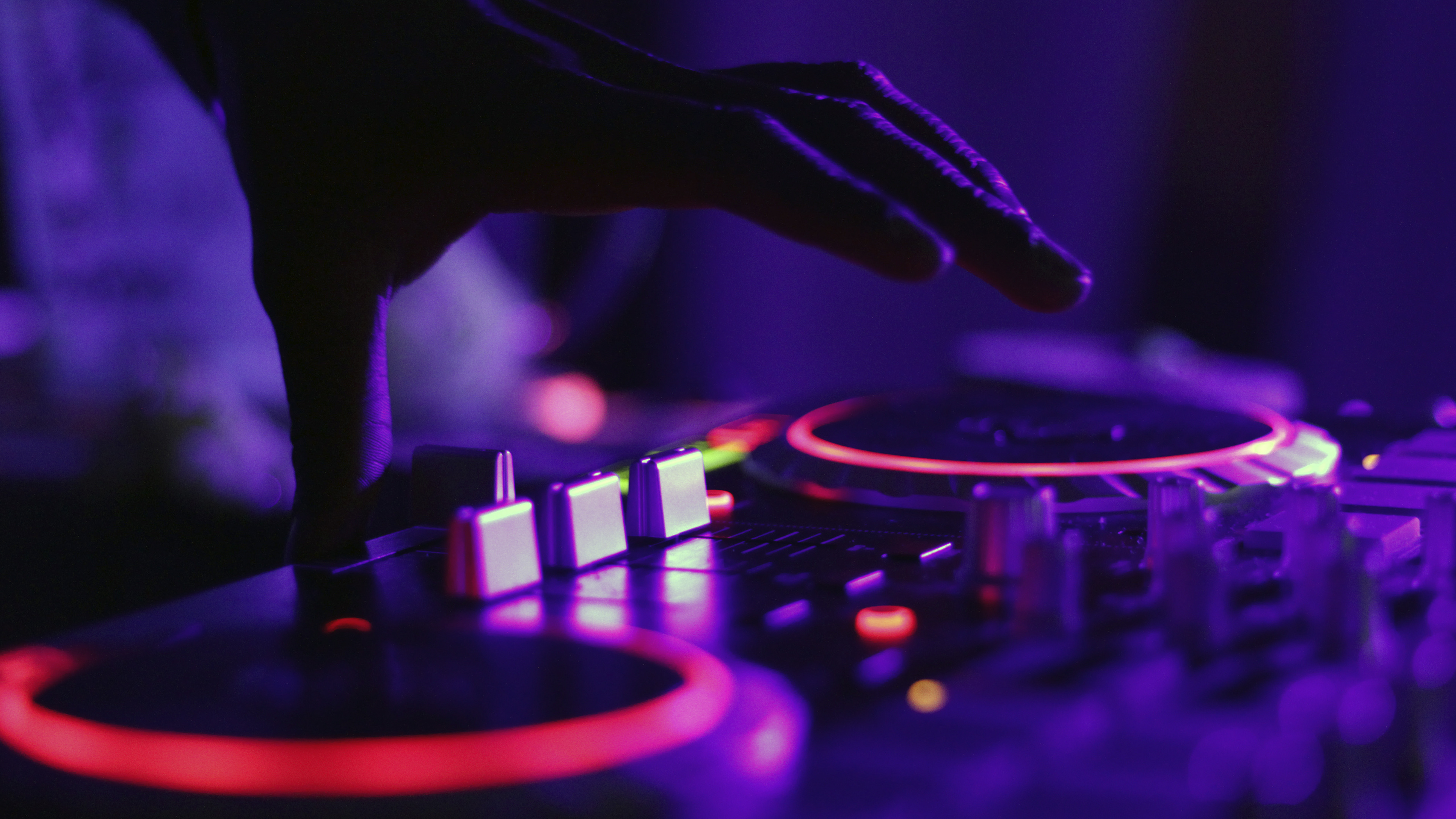Download Music DJ 4k Ultra HD Wallpaper
