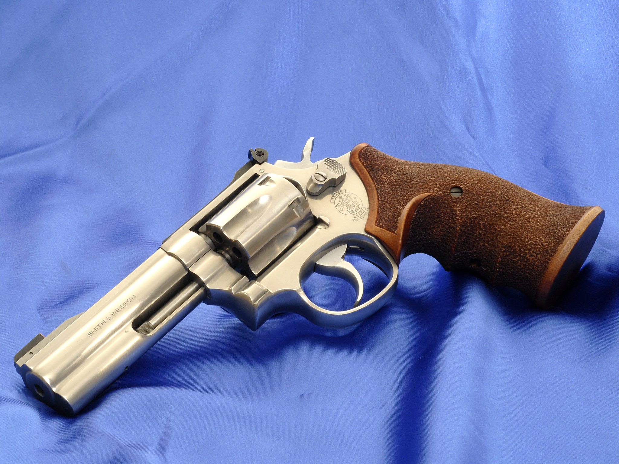 Smith & Wesson Revolver HD Wallpaper Background Image 2048x1536