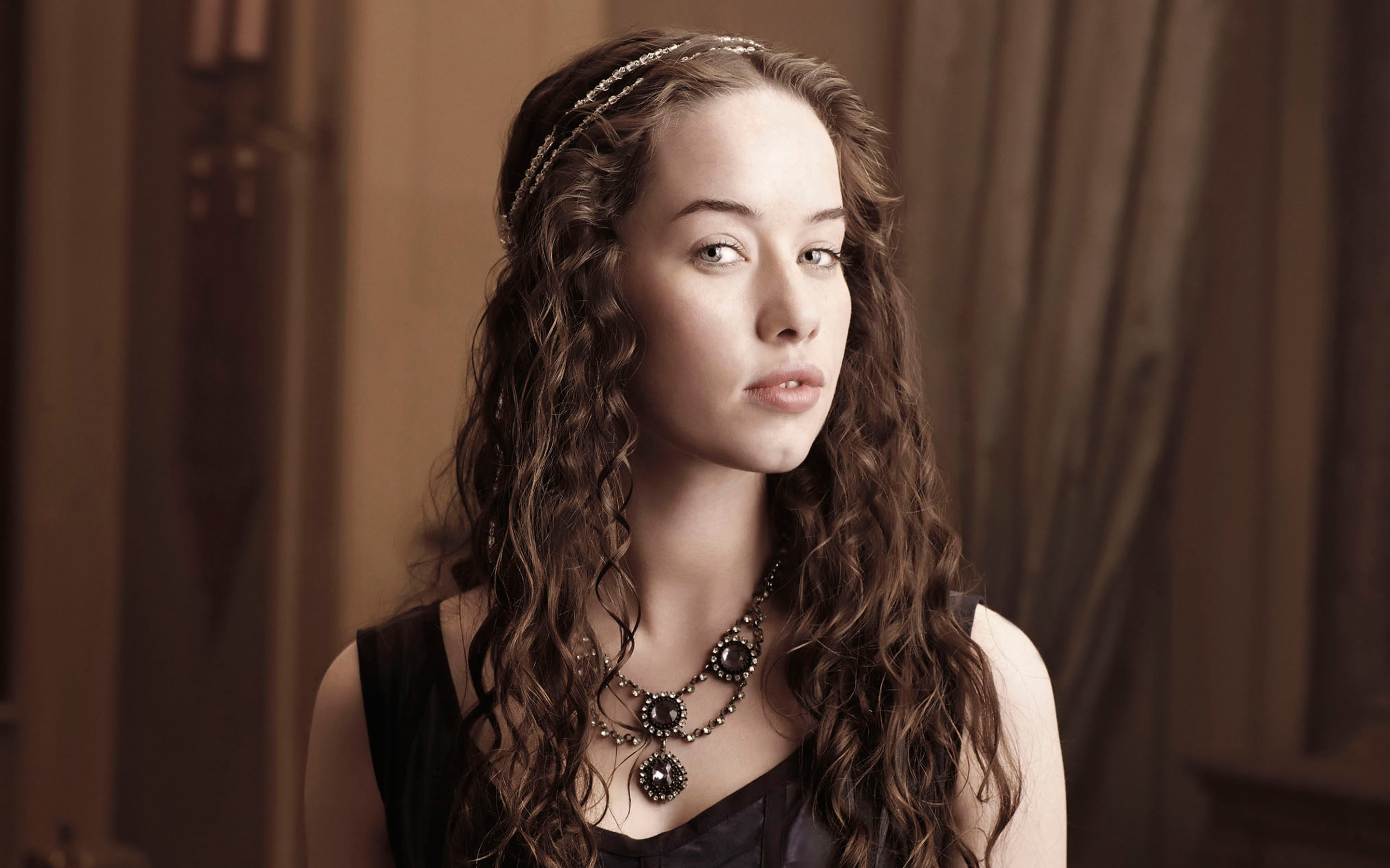Reign TV Show HD Wallpaper Featuring Anna Popplewell in Regal Elegance