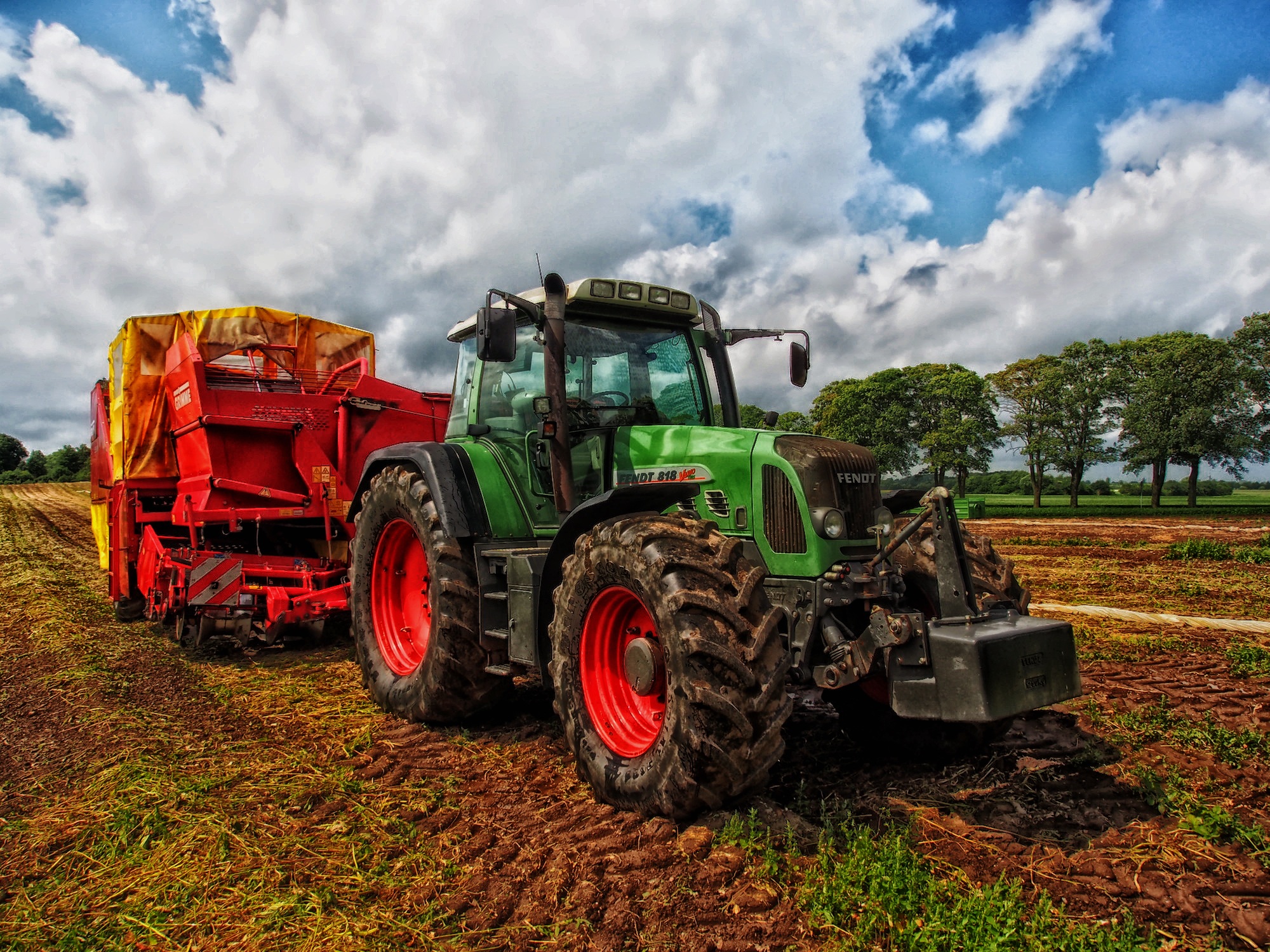 Fendt 818 Vario with grain mixer HD Wallpaper
