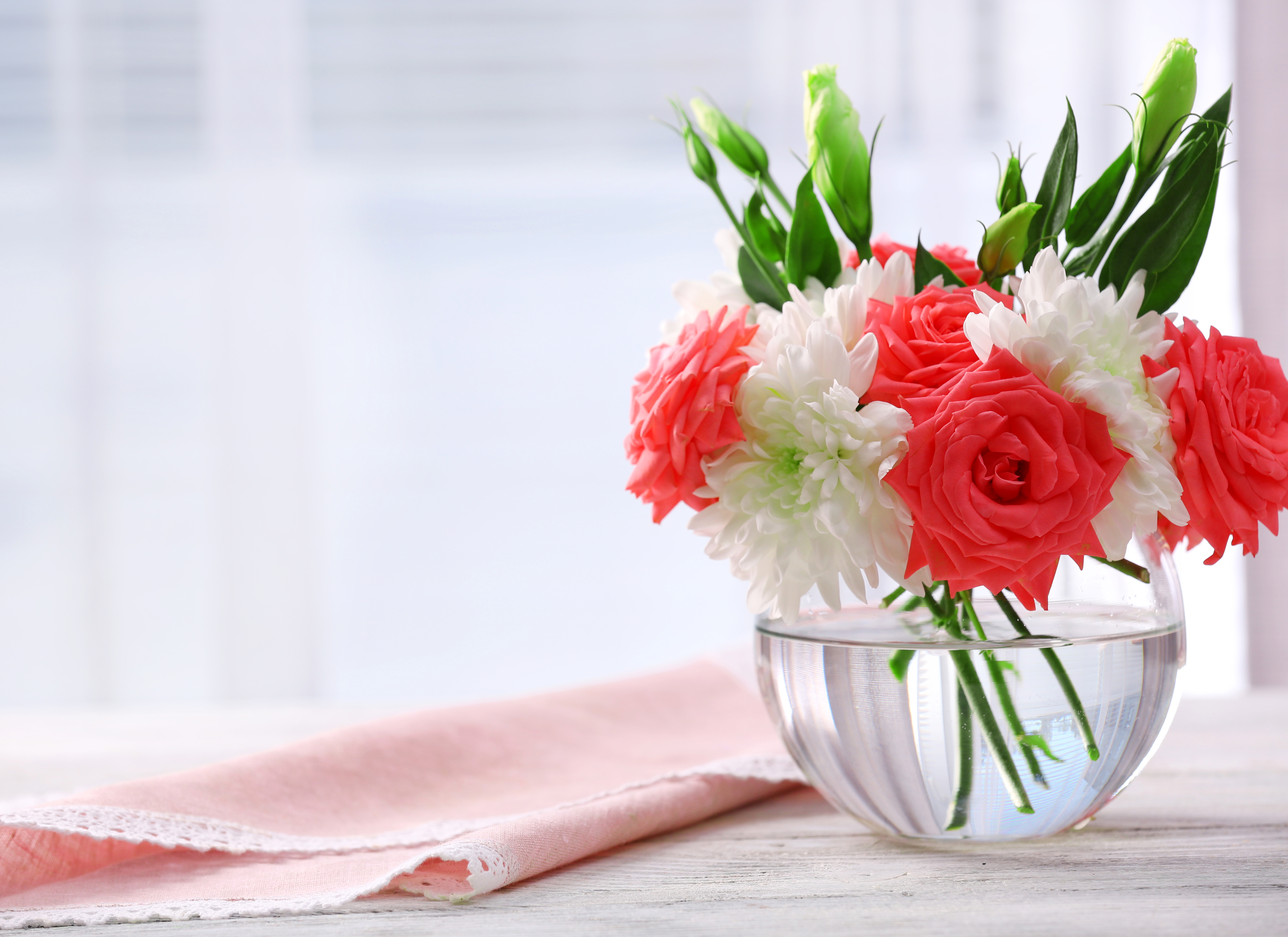 Roses And Eustoma In Small Vase 4K Ultra Hd Wallpaper | Background Image |  5280X3840