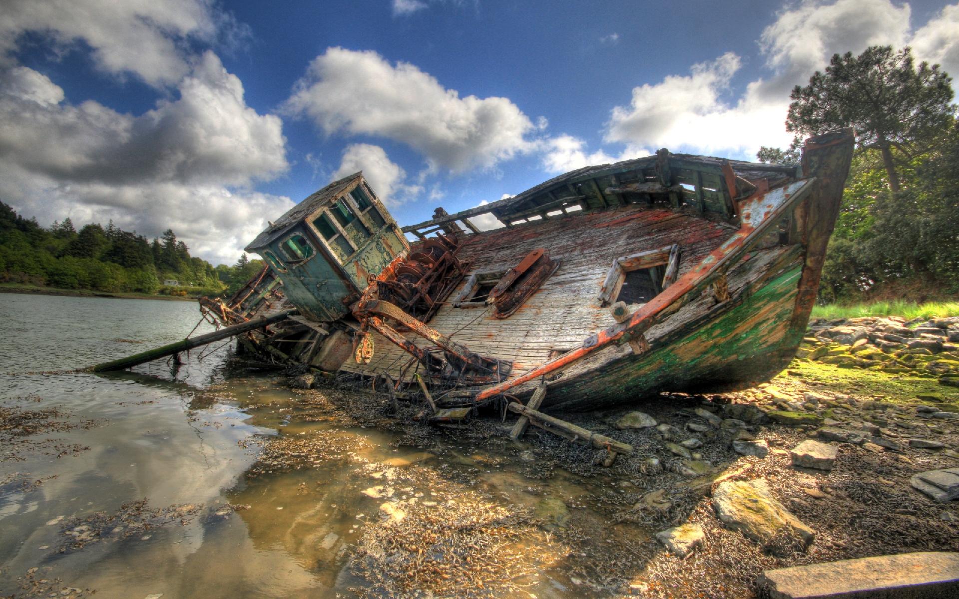 HD Wallpaper of a Wrecked Vehicle on Tranquil Waters