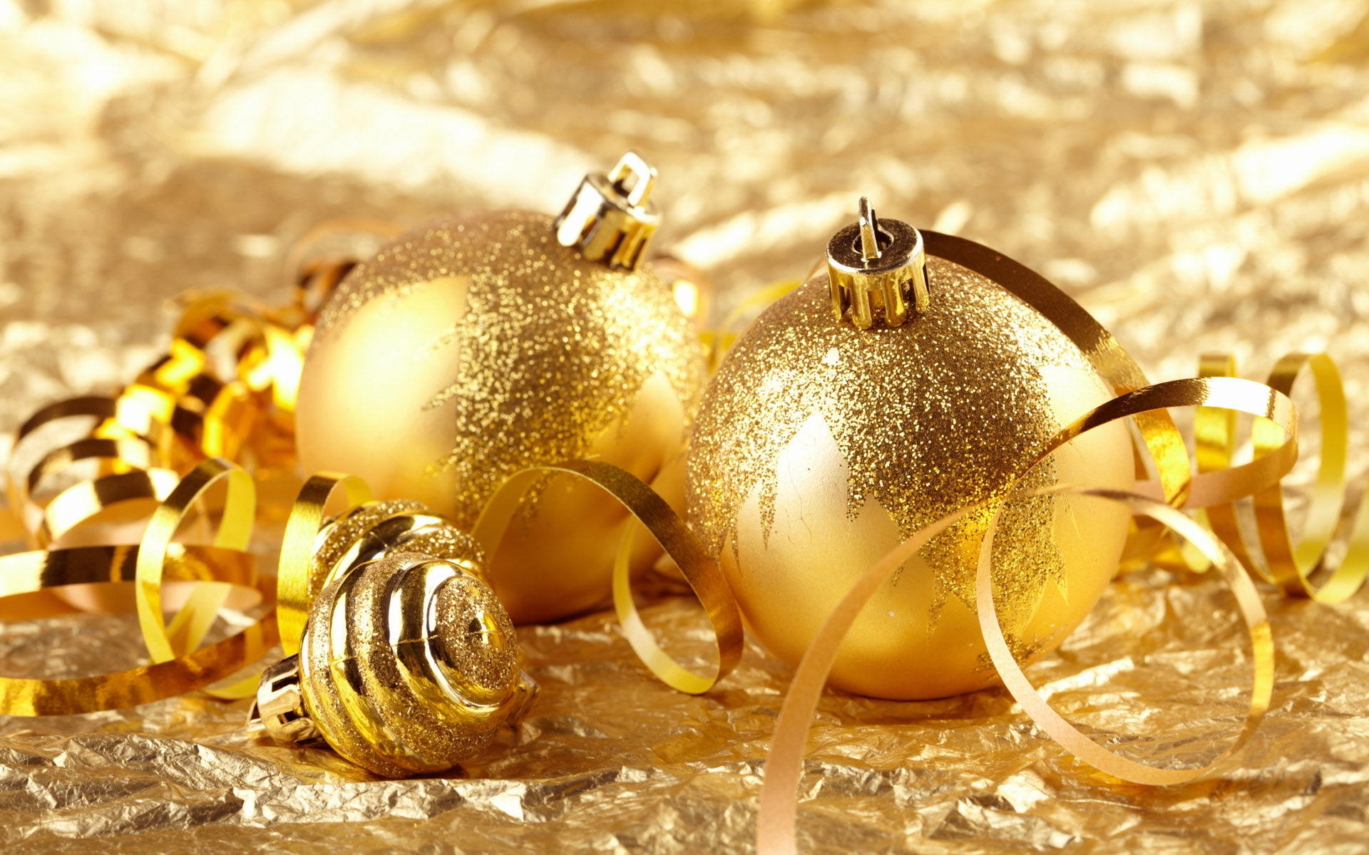 Golden Christmas Ornaments HD Wallpaper for a Festive Holiday Touch