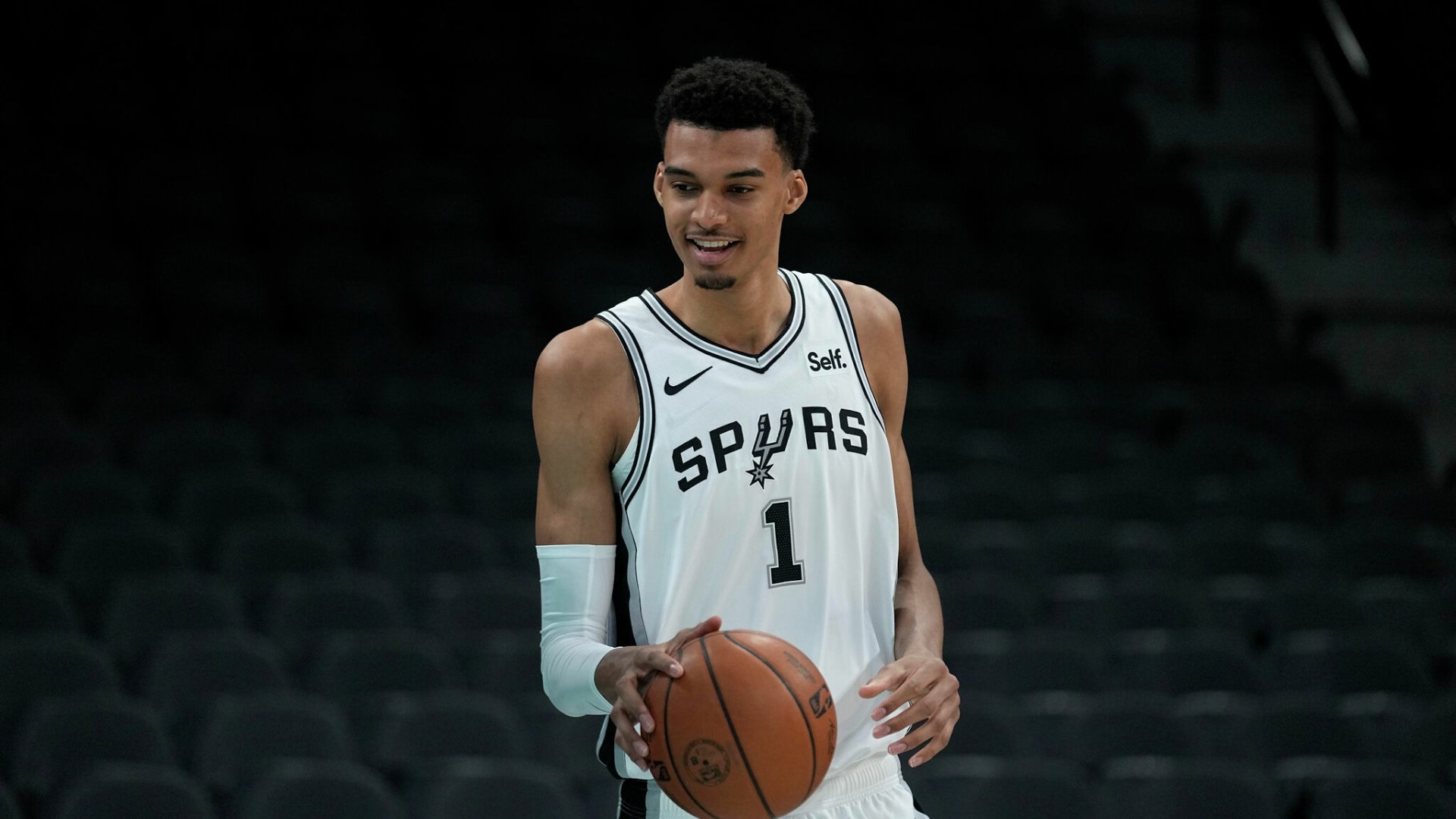 San Antonio Spurs Basketball HD Wallpaper with Promising Star Player(07)