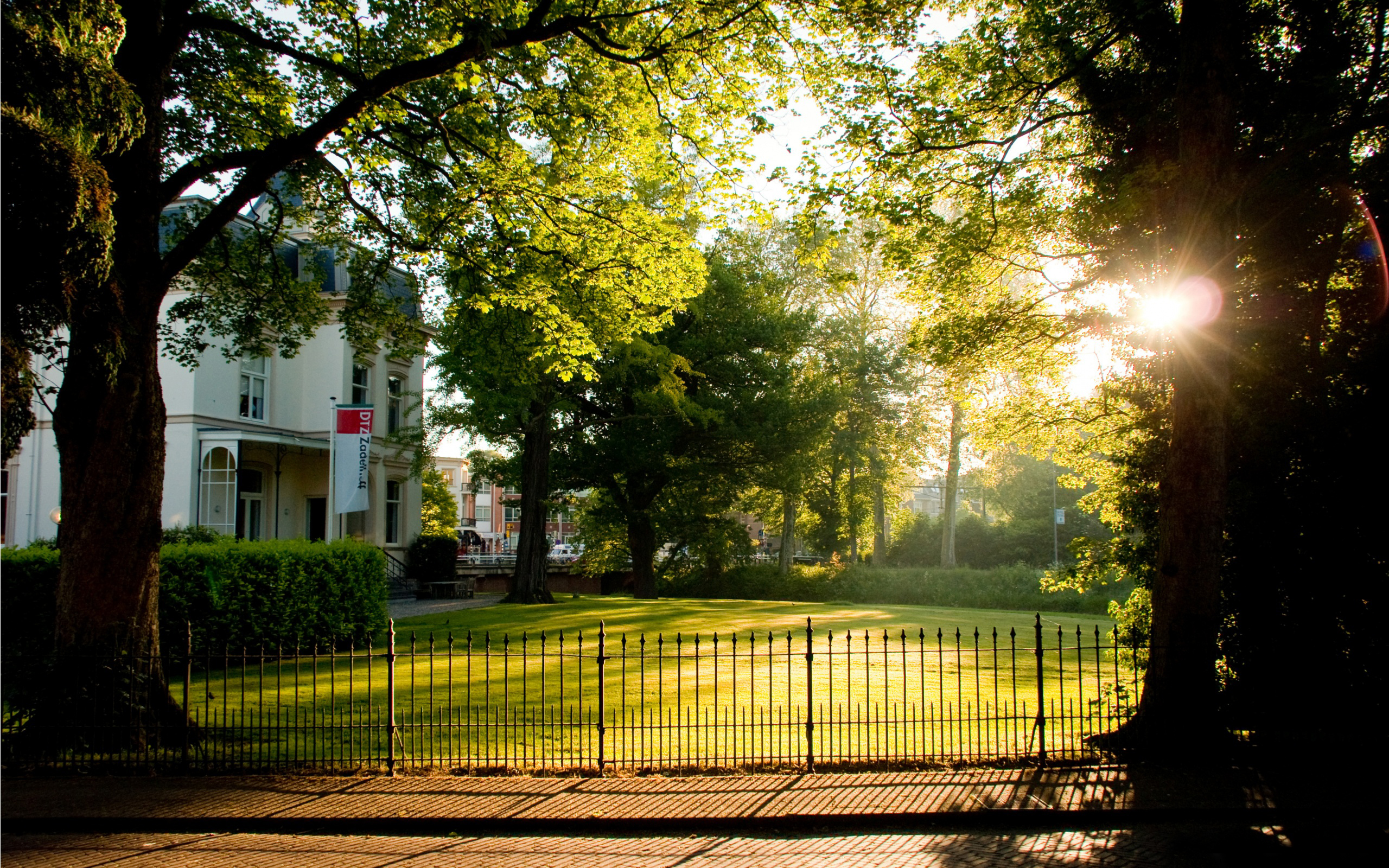 Download Man Made House HD Wallpaper