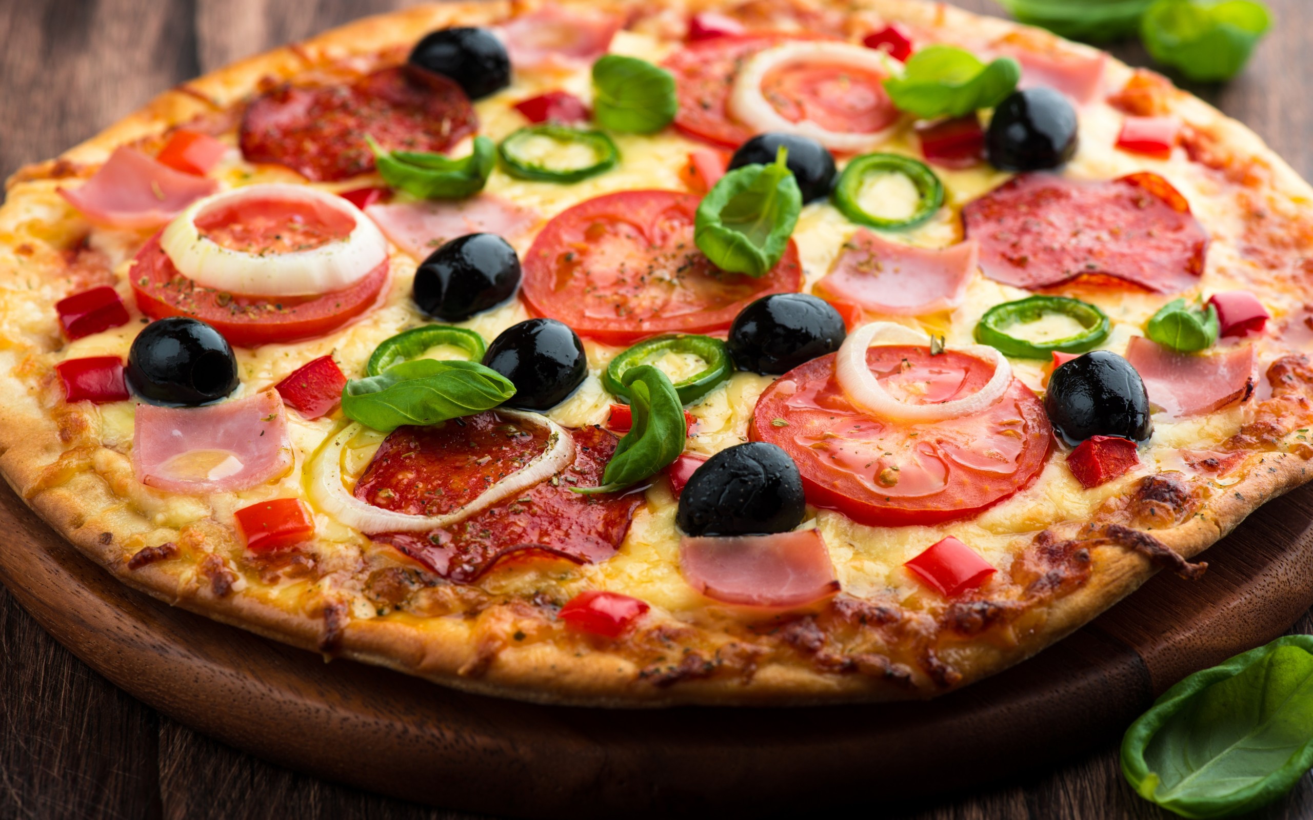 Delicious HD Pizza Feast: Fresh Toppings and Perfectly Baked Crust