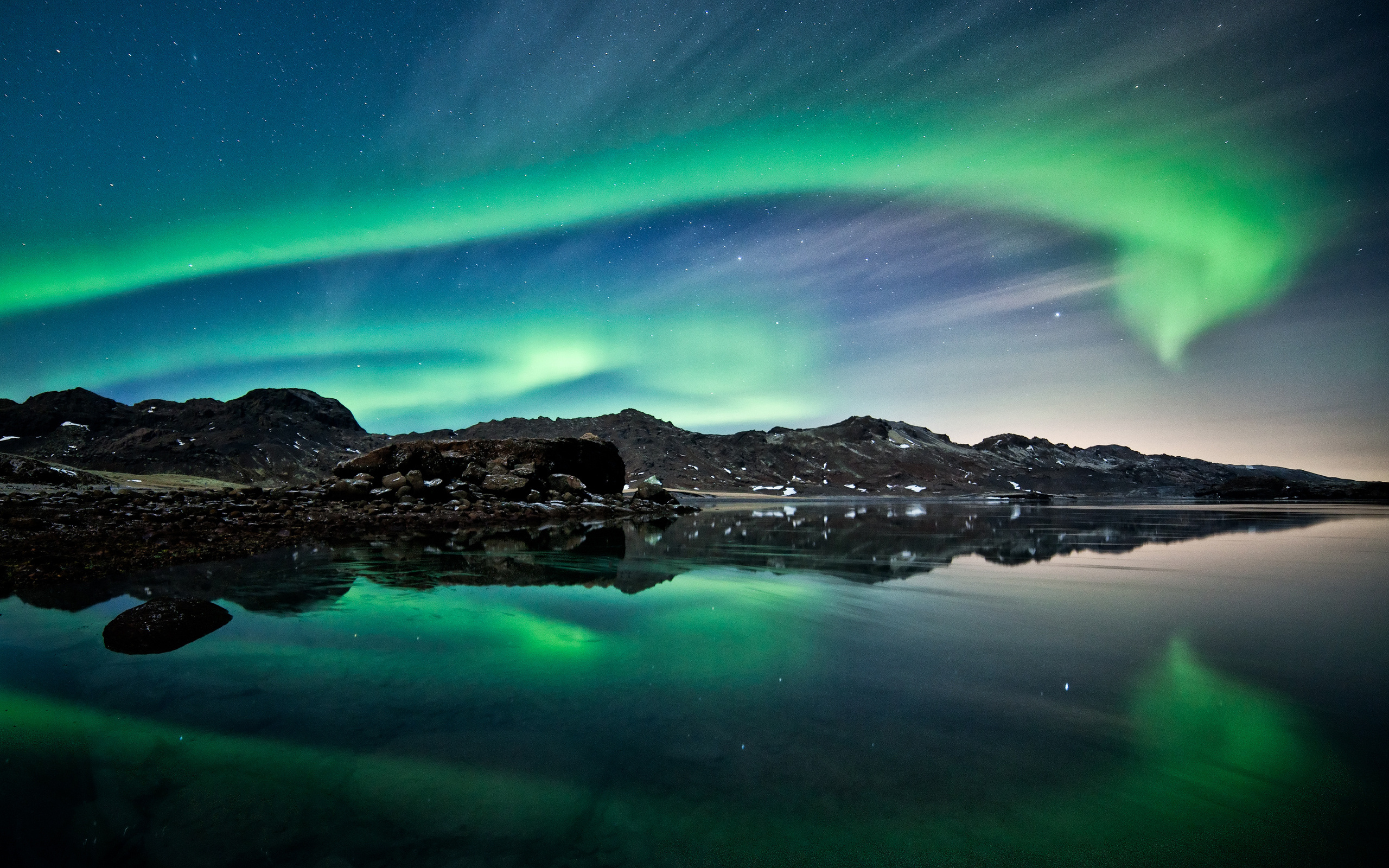 Stunning Aurora Borealis HD Wallpaper in Nature's Embrace
