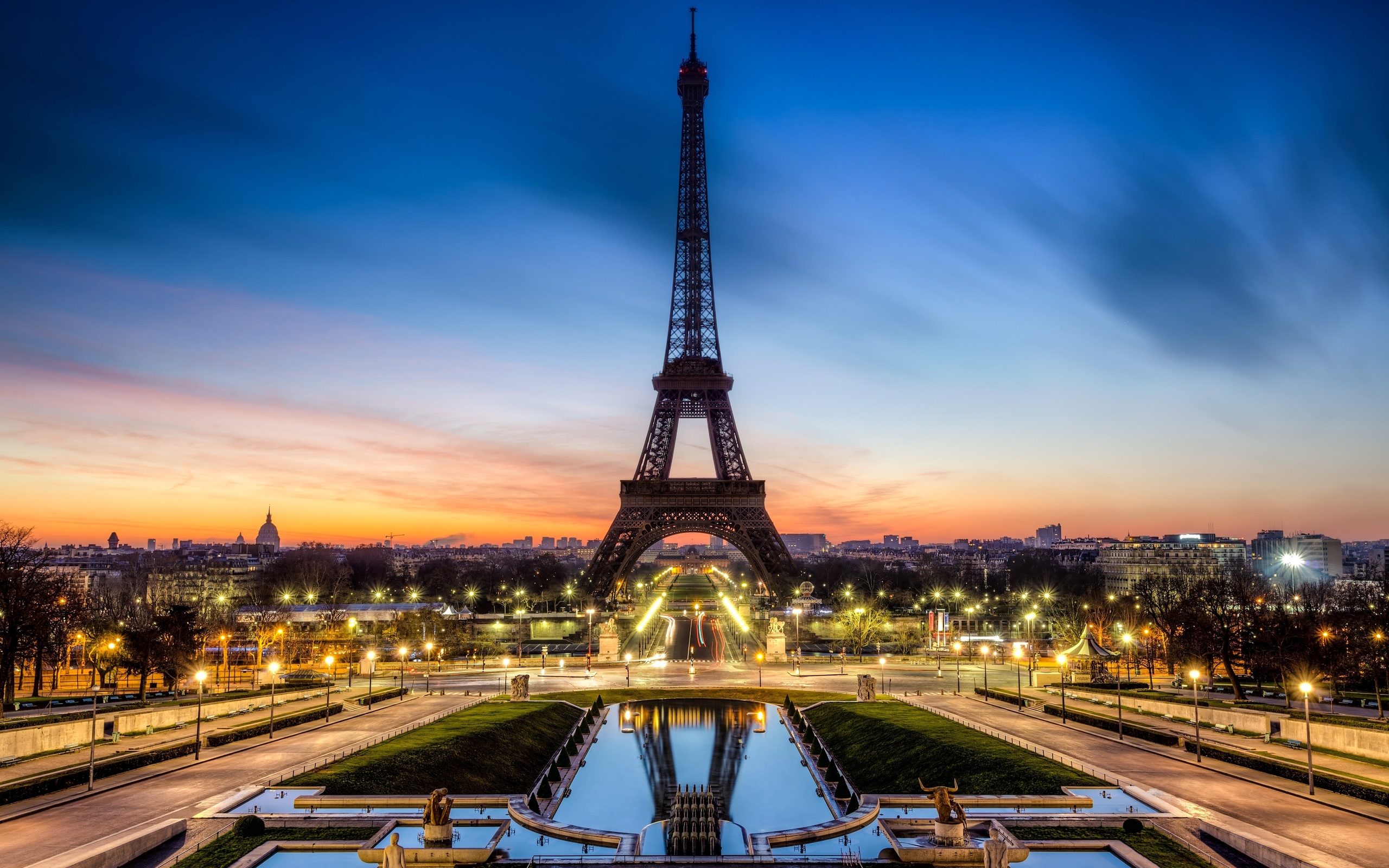Stunning HD Wallpaper of the Eiffel Tower in Paris