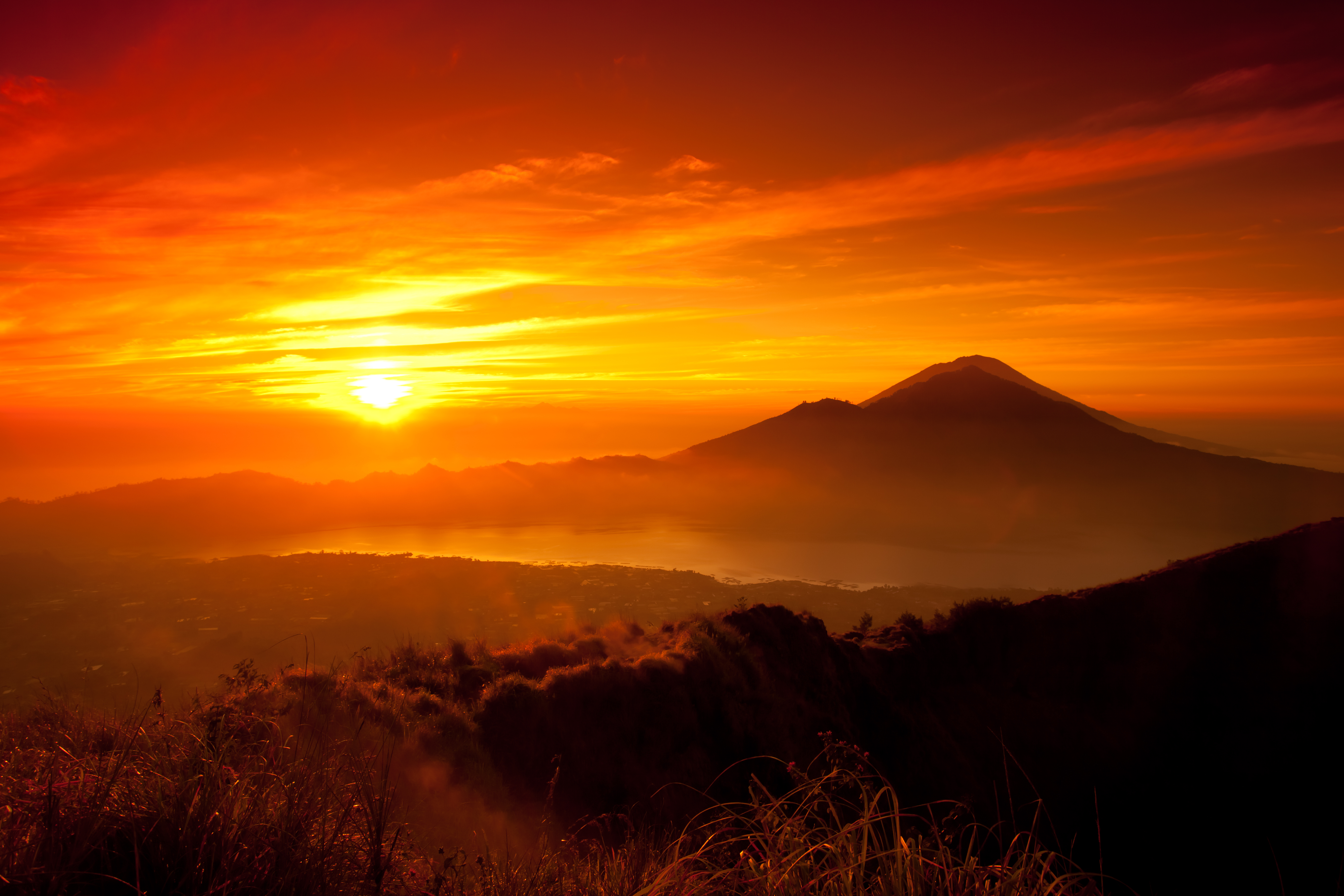 Stunning Sunset Over Mountains 4K Ultra HD Wallpaper