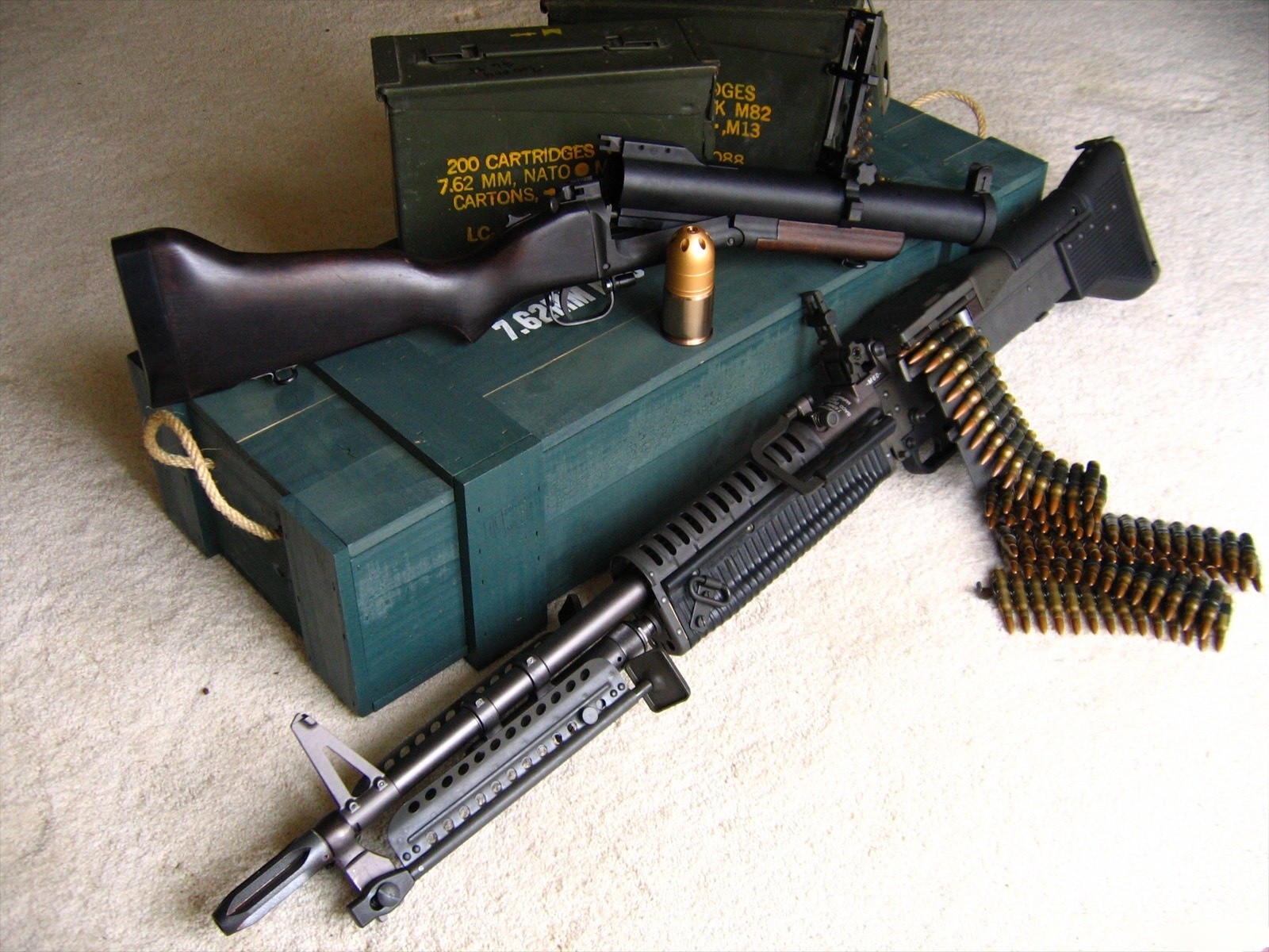 Assault Rifle Wallpaper and Background Image 1600x1200 ID302896 Wallpaper Abyss