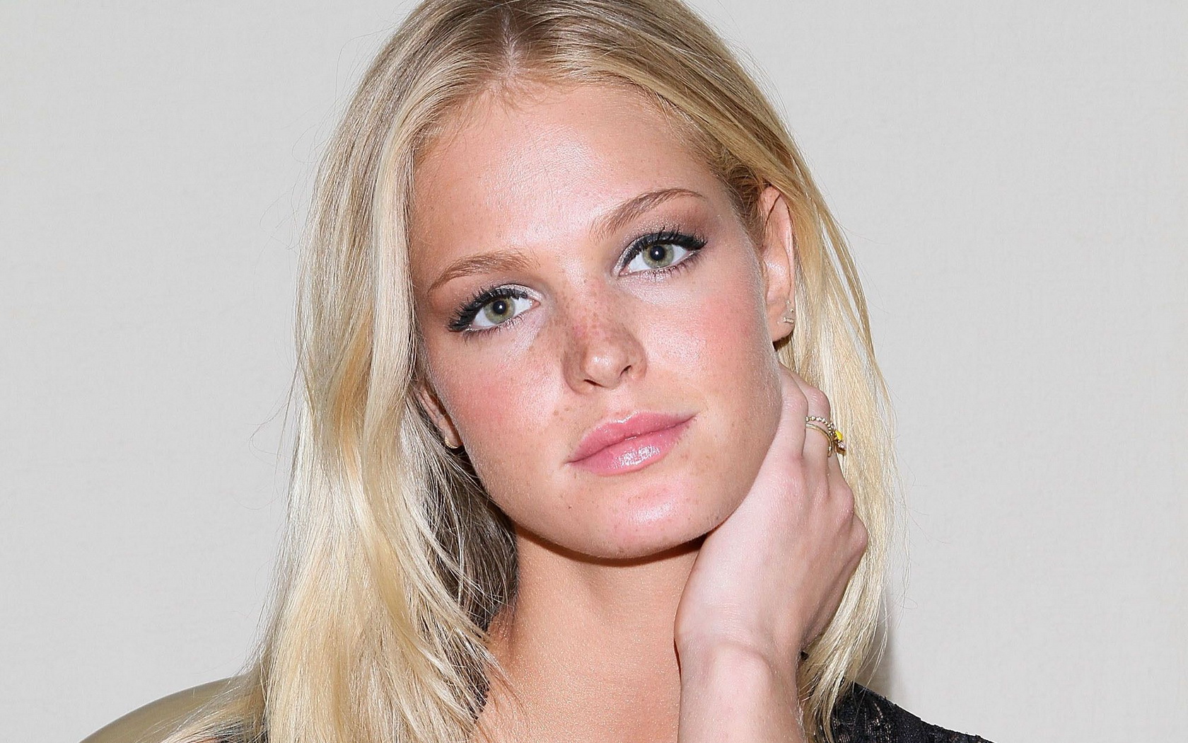 Celebrity Erin Heatherton Wallpaper