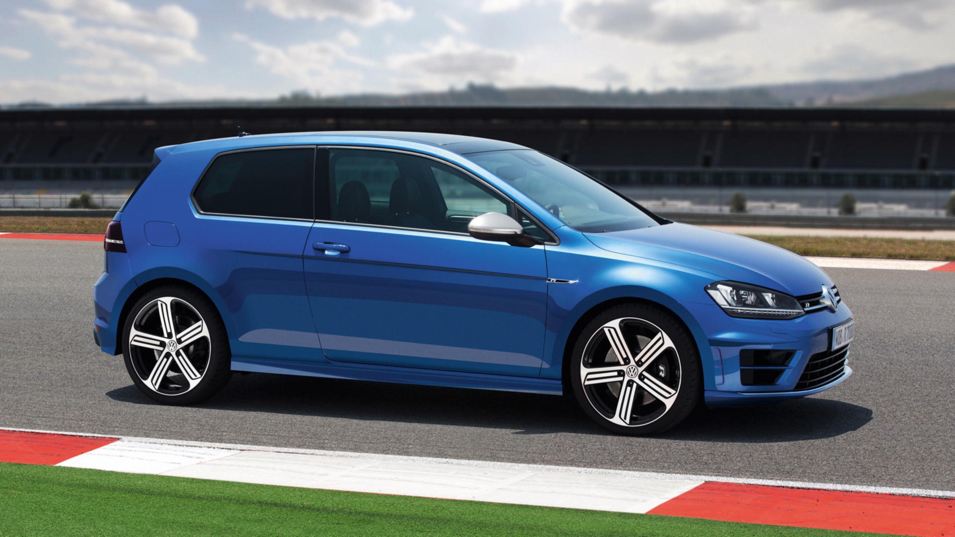 Download Vehicle Volkswagen Golf R HD Wallpaper