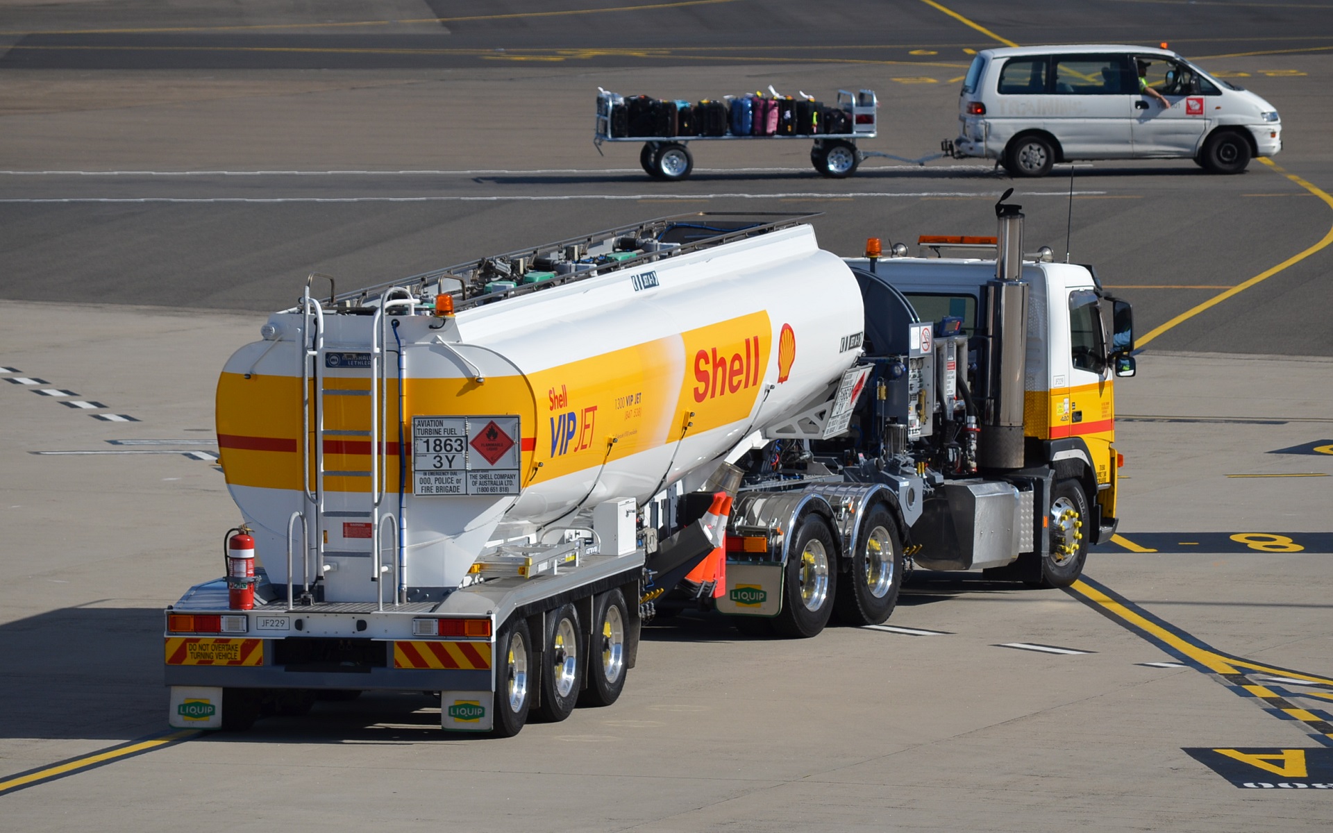 Shell VIP JET Tanker At Sydney Airport Full HD Wallpaper and Background