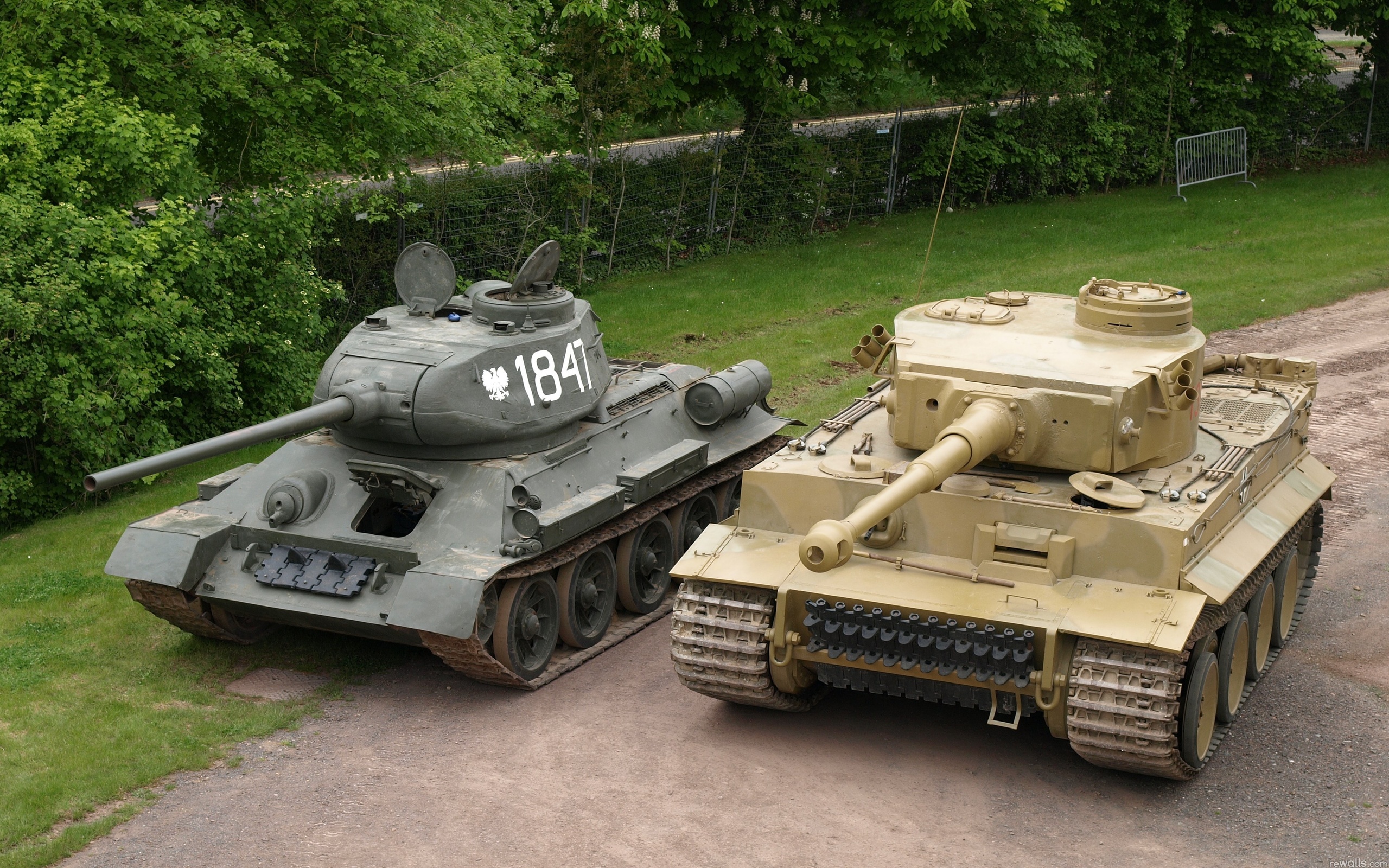 Russian T34 & German Tiger HD Wallpaper Hintergrund 2560x1600 ID