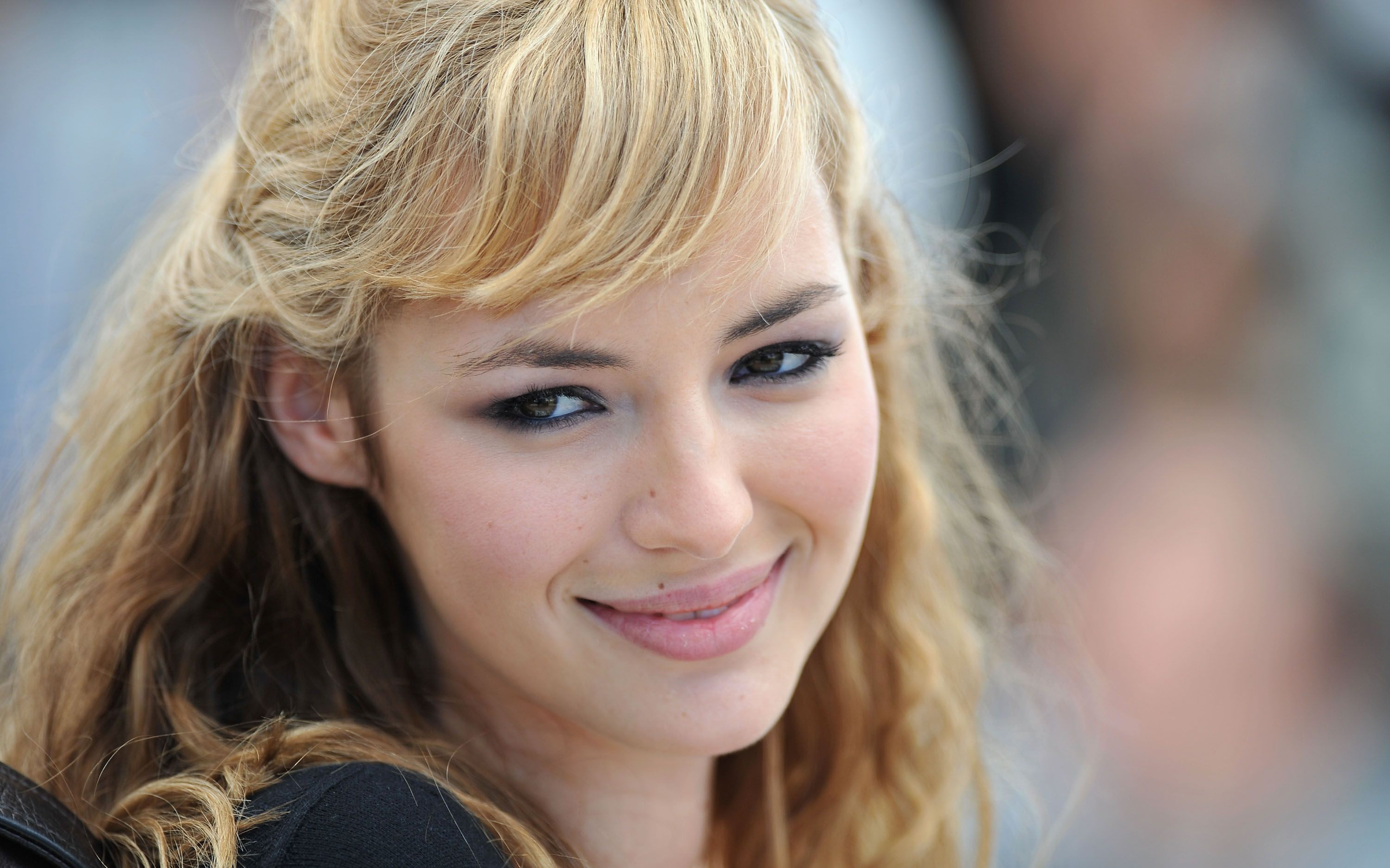 Louise Bourgoin HD Wallpaper