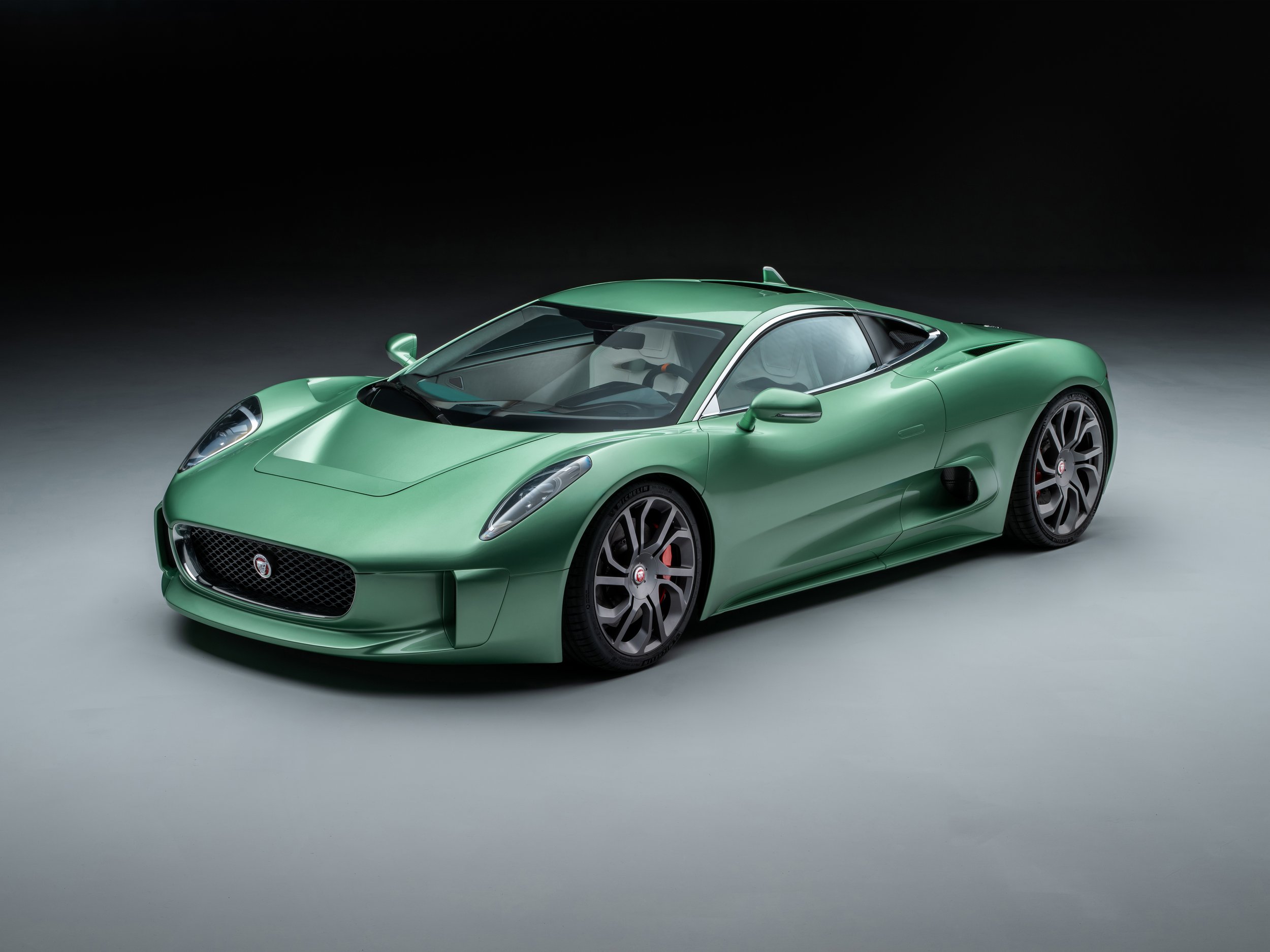 Jaguar CX75 Stunning HD Wallpaper of an Iconic Supercar